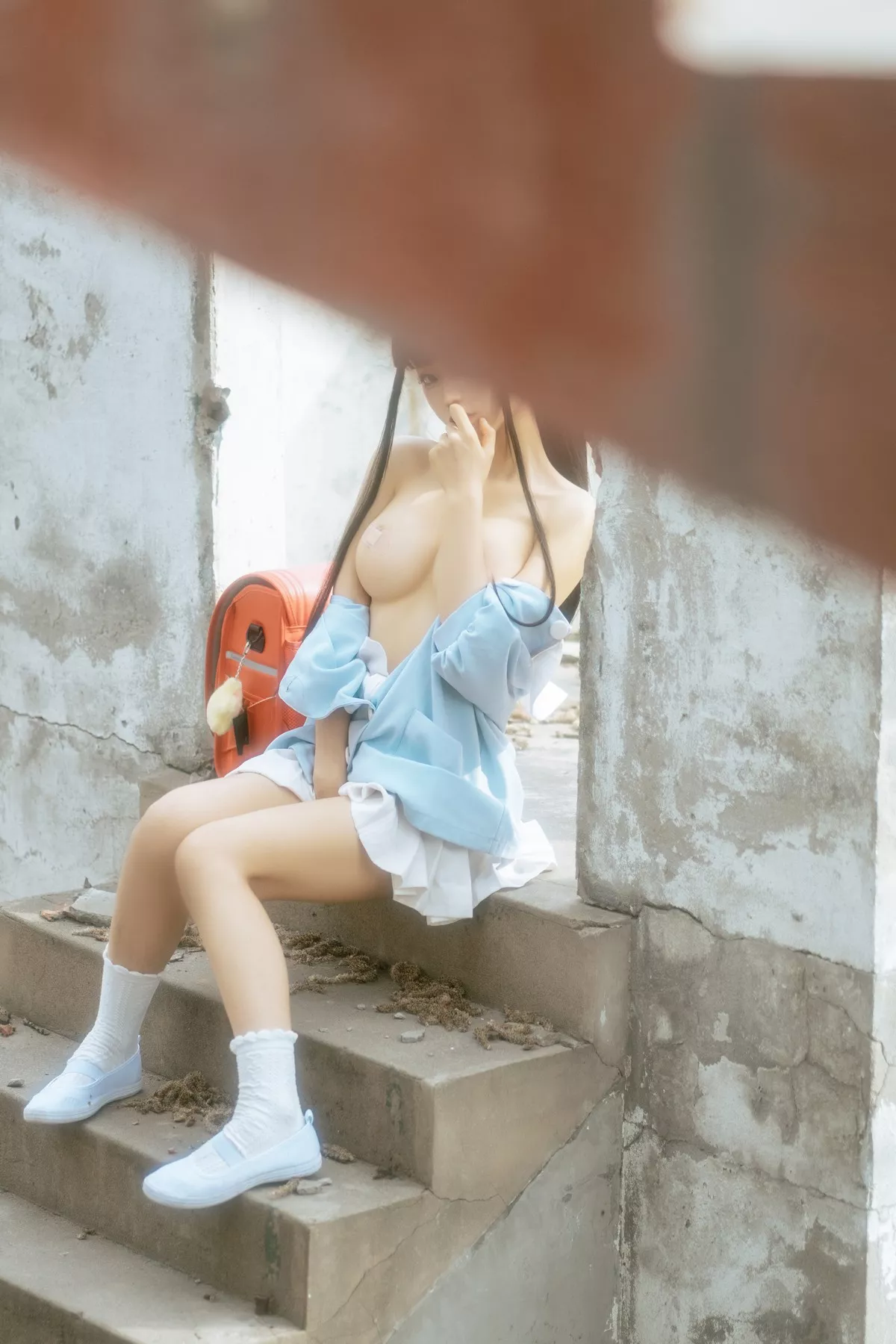 动漫博主蠢沫沫小黄帽绅士版主题户外性感服饰半脱露豪乳创可贴遮点诱惑写真156P
