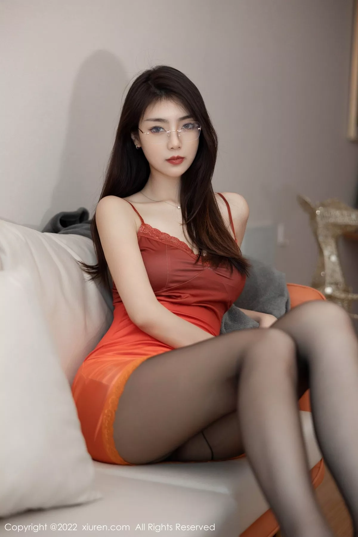 XiuRen第5378期_模特可乐Vicky橙灰色连衣短裙配超薄黑丝秀翘臀美腿诱惑写真50P