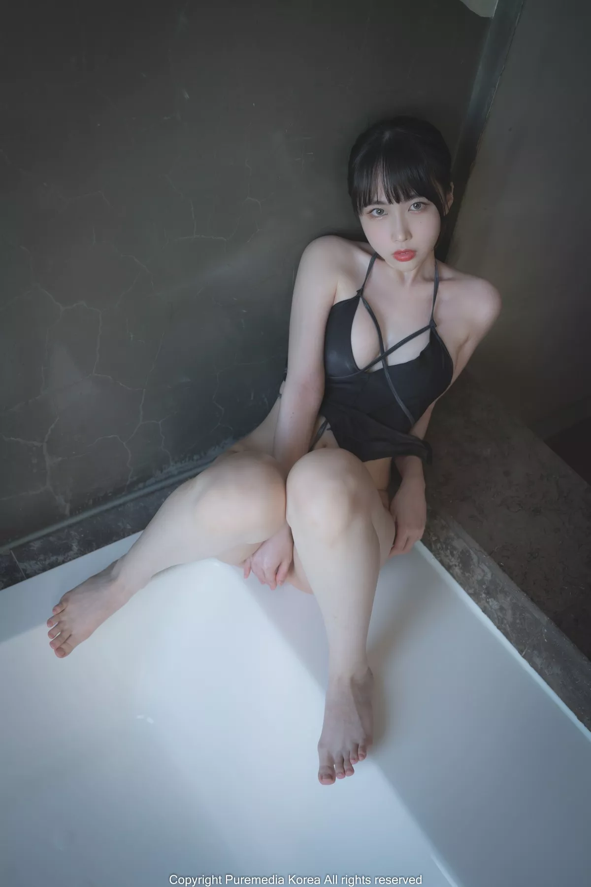 韩国美女Uhye私房灰色上衣配黑丝袜+浴室死库水配白丝袜秀完美身材性感写真75P