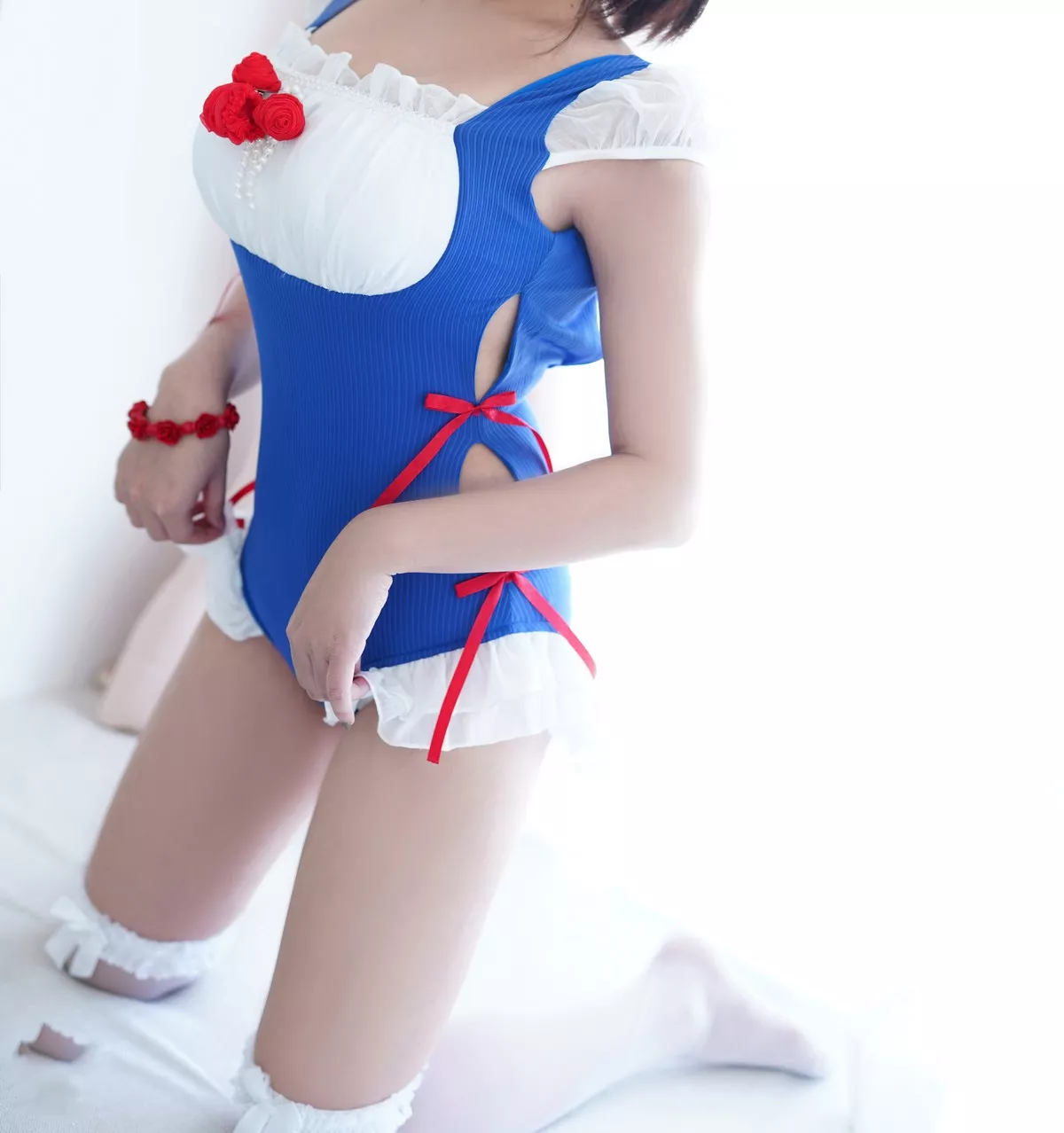 动漫博主恩田直幸夏日泳装白雪姬主题私房性感服饰配白丝袜秀美腿诱惑写真40P