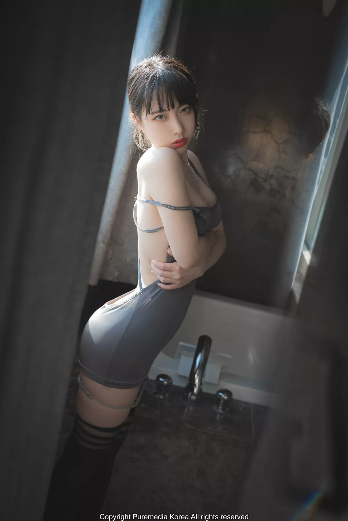 韩国美女Uhye私房灰色上衣配黑丝袜+浴室死库水配白丝袜秀完美身材性感写真75P