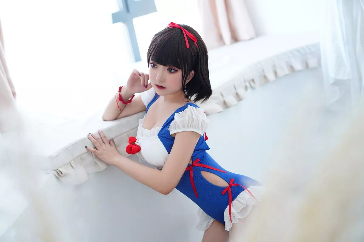 动漫博主恩田直幸夏日泳装白雪姬主题私房性感服饰配白丝袜秀美腿诱惑写真40P