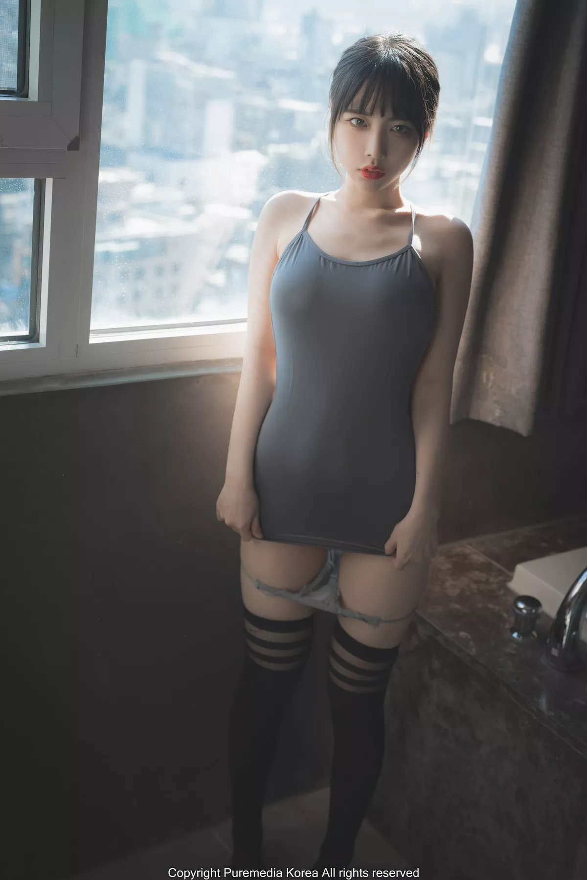 韩国美女Uhye私房灰色上衣配黑丝袜+浴室死库水配白丝袜秀完美身材性感写真75P