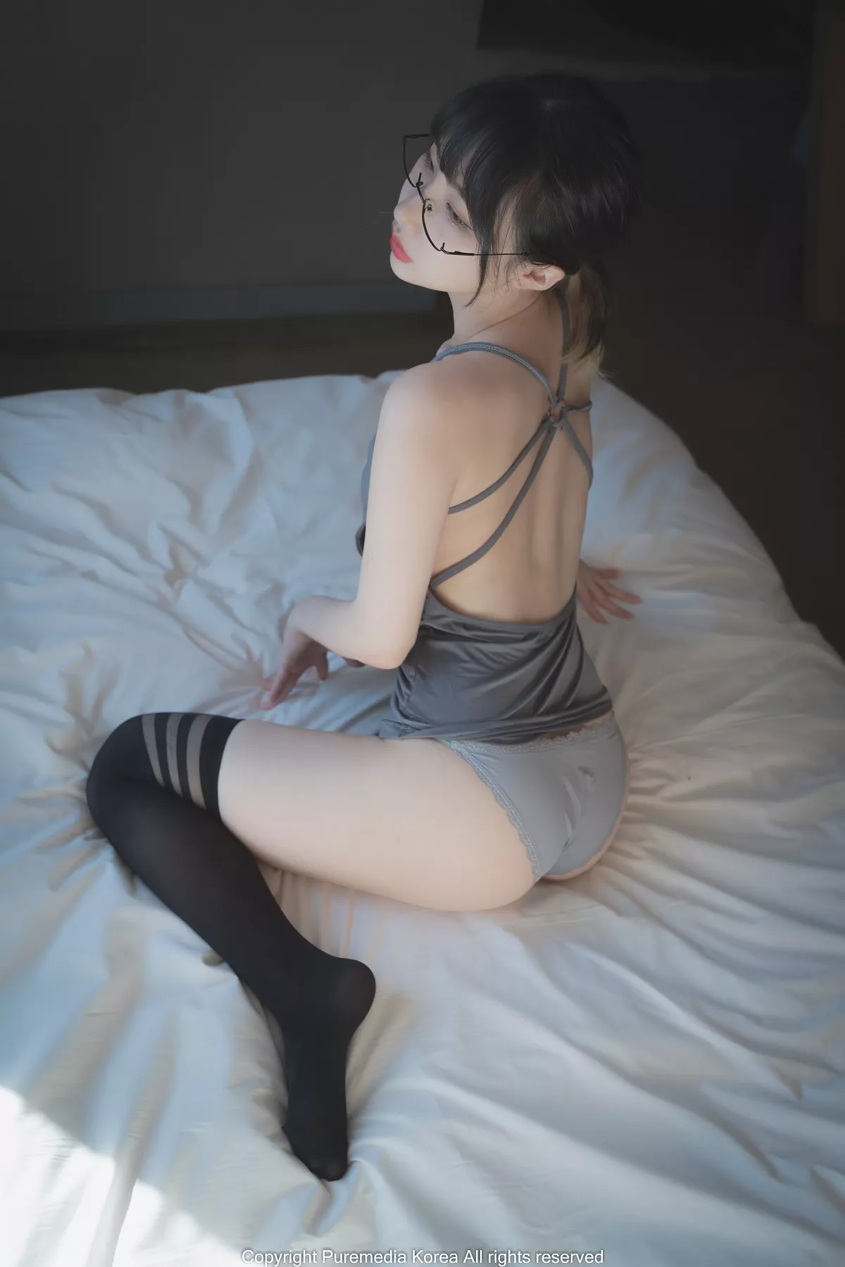 韩国美女Uhye私房灰色上衣配黑丝袜+浴室死库水配白丝袜秀完美身材性感写真75P