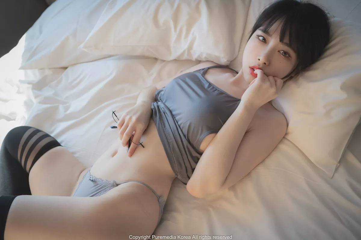 韩国美女Uhye私房灰色上衣配黑丝袜+浴室死库水配白丝袜秀完美身材性感写真75P