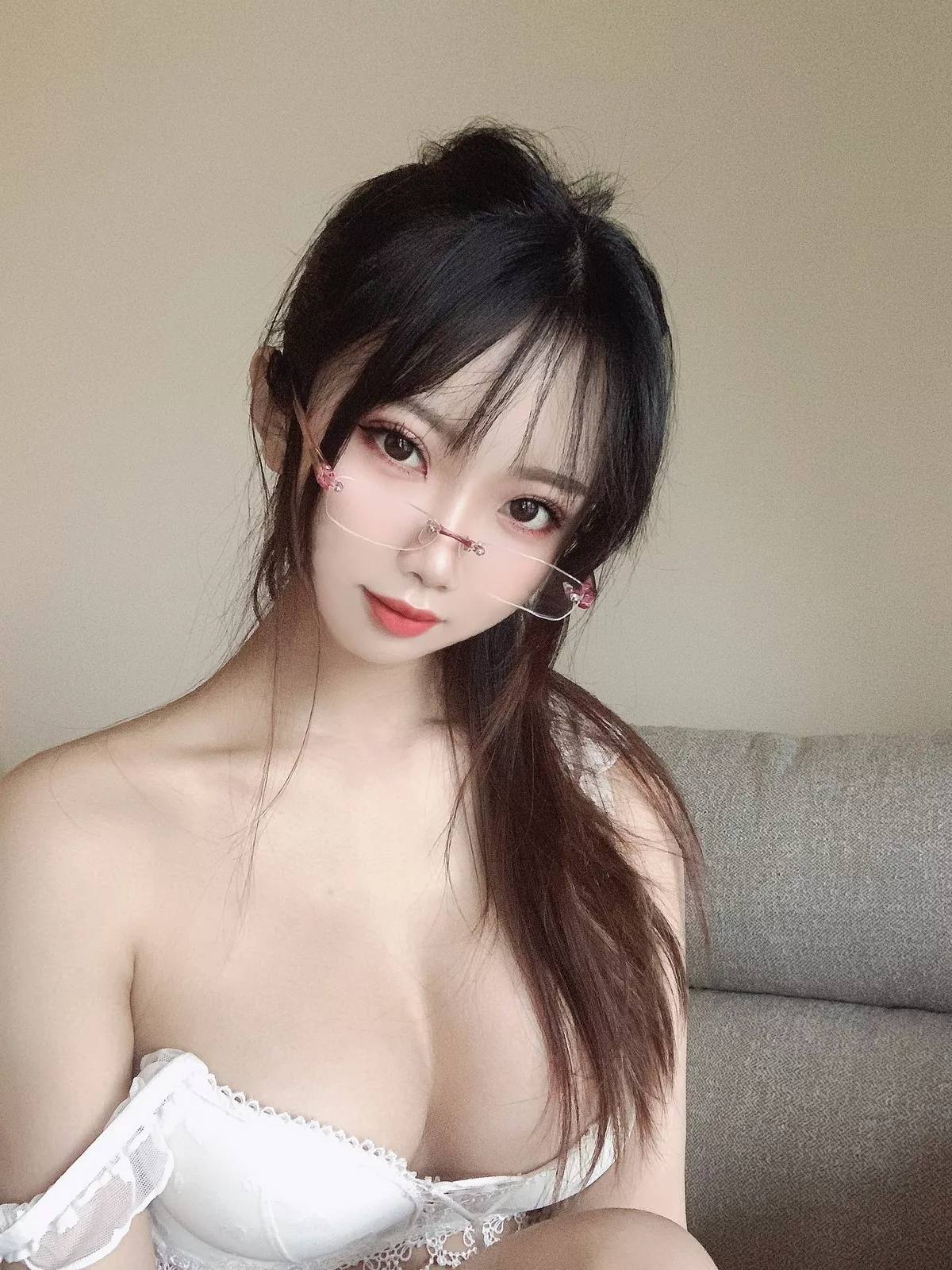 白嫩美少女鬼畜瑶在不在白内衣主题脱灰色外衣露性感白色内衣秀豪乳诱惑写真34P