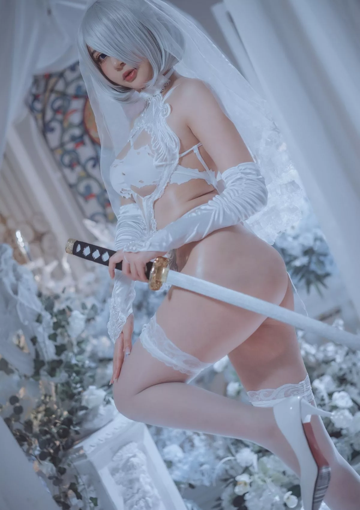 Coser妹子蜜蜜子Kimmie-2B主题私房性感白色蕾丝情趣内衣秀火辣身材诱惑写真42P