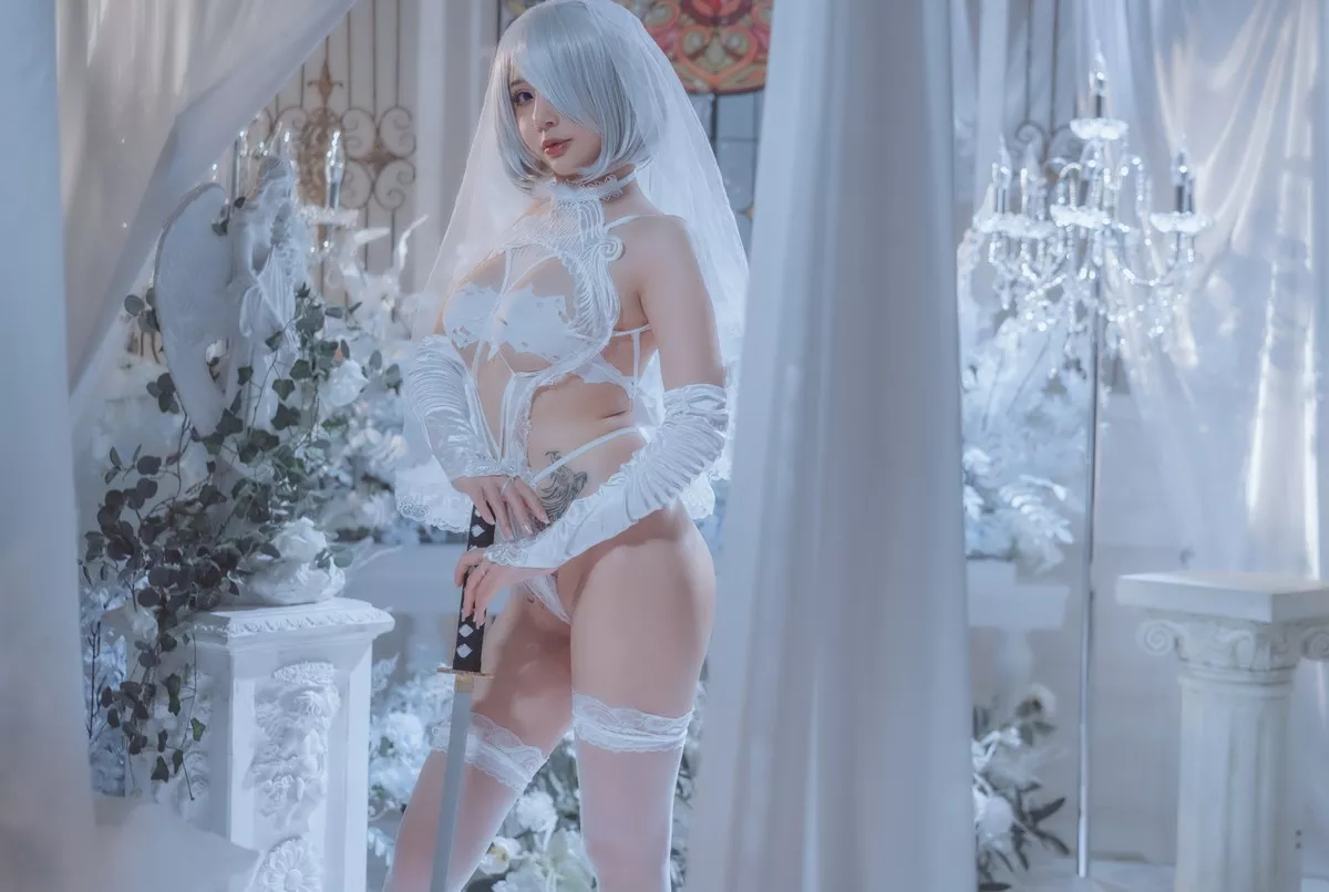 Coser妹子蜜蜜子Kimmie-2B主题私房性感白色蕾丝情趣内衣秀火辣身材诱惑写真42P