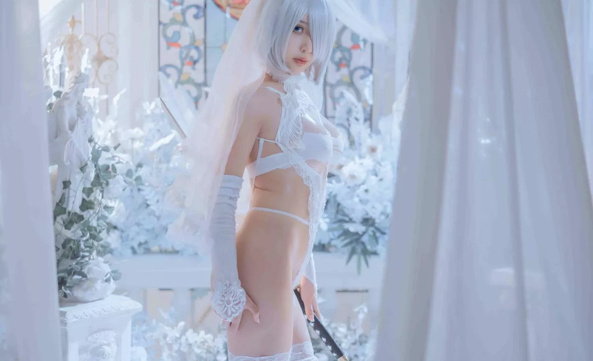 Coser妹子蜜蜜子Kimmie-2B主题私房性感白色蕾丝情趣内衣秀火辣身材诱惑写真42P