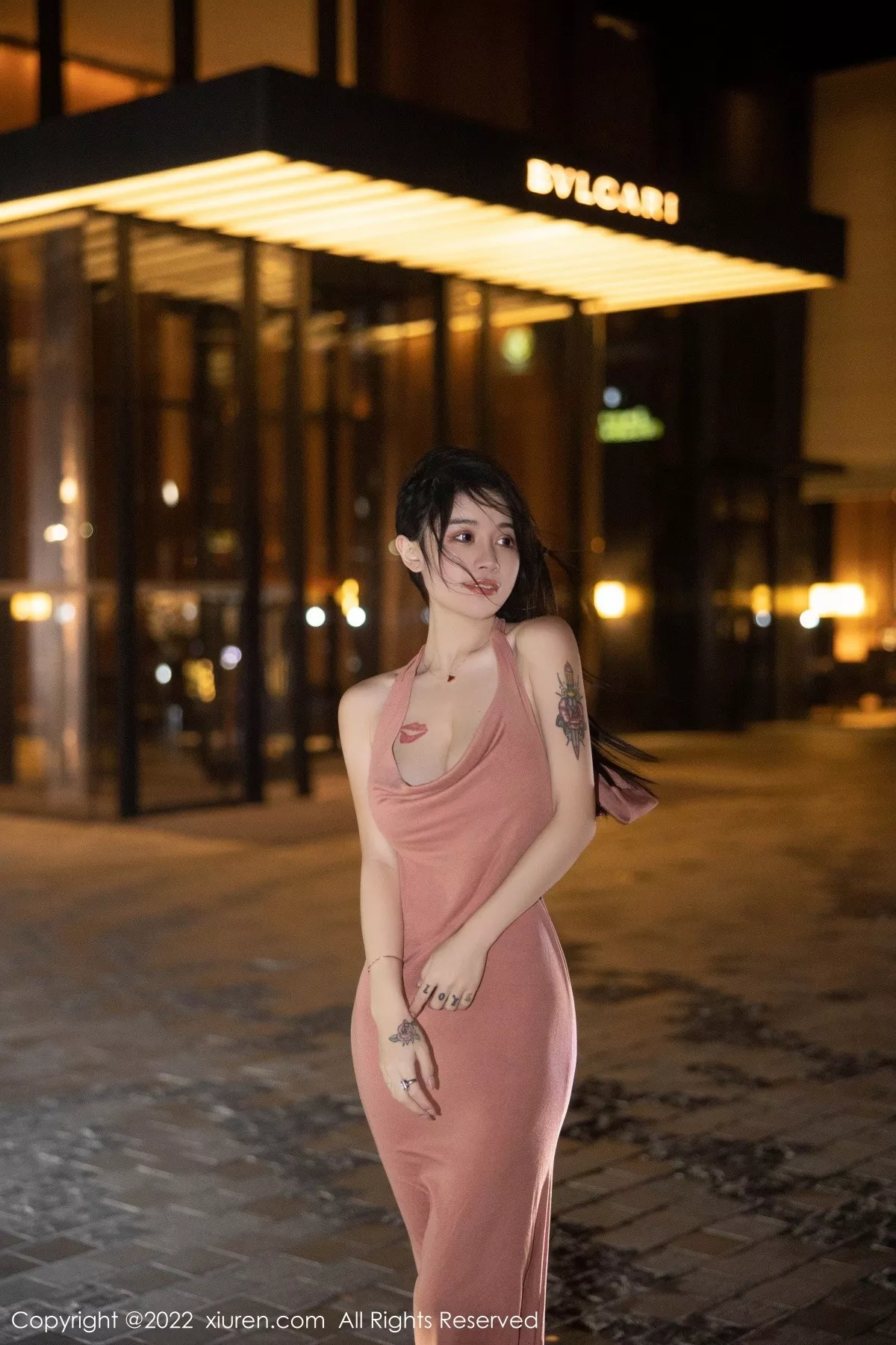 XiuRen第5426期_模特美七Mia西双版纳旅拍脱淡红色连衣裙秀丰满身材诱惑写真114P
