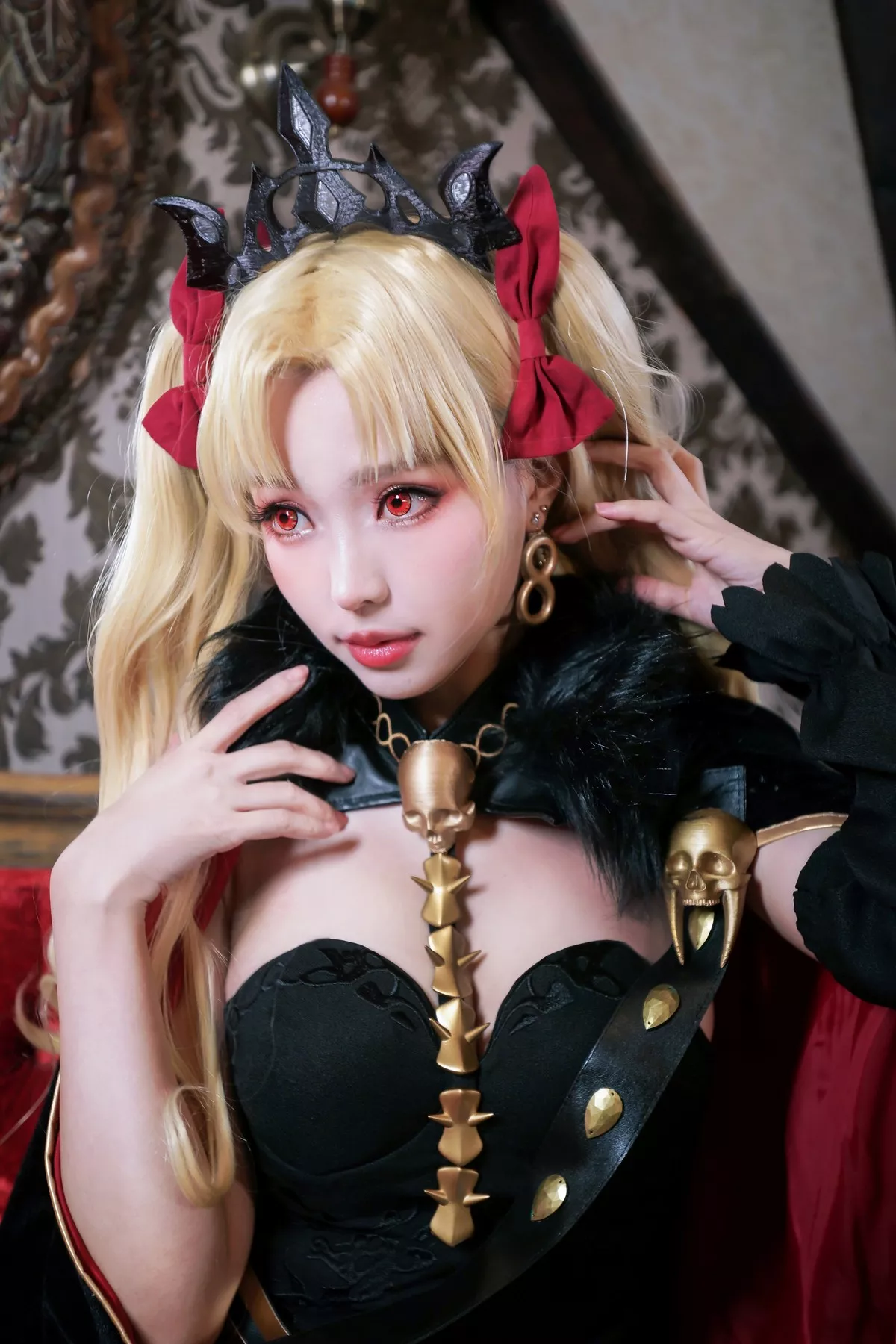 Coser妹子Ely_eee远坂凛弓凛主题私房沙发上性感黑色低胸服饰迷人诱惑写真42P