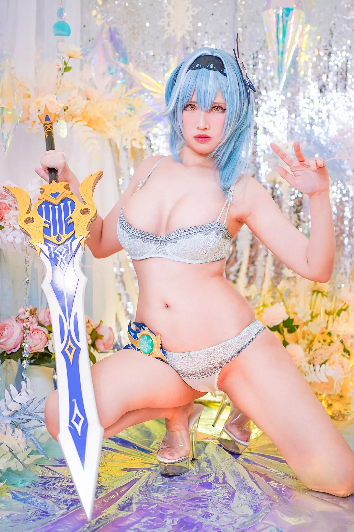 Coser美女萱-KaYa优菈主题美女武士装扮性感内衣秀傲人豪乳撩人诱惑写真38P