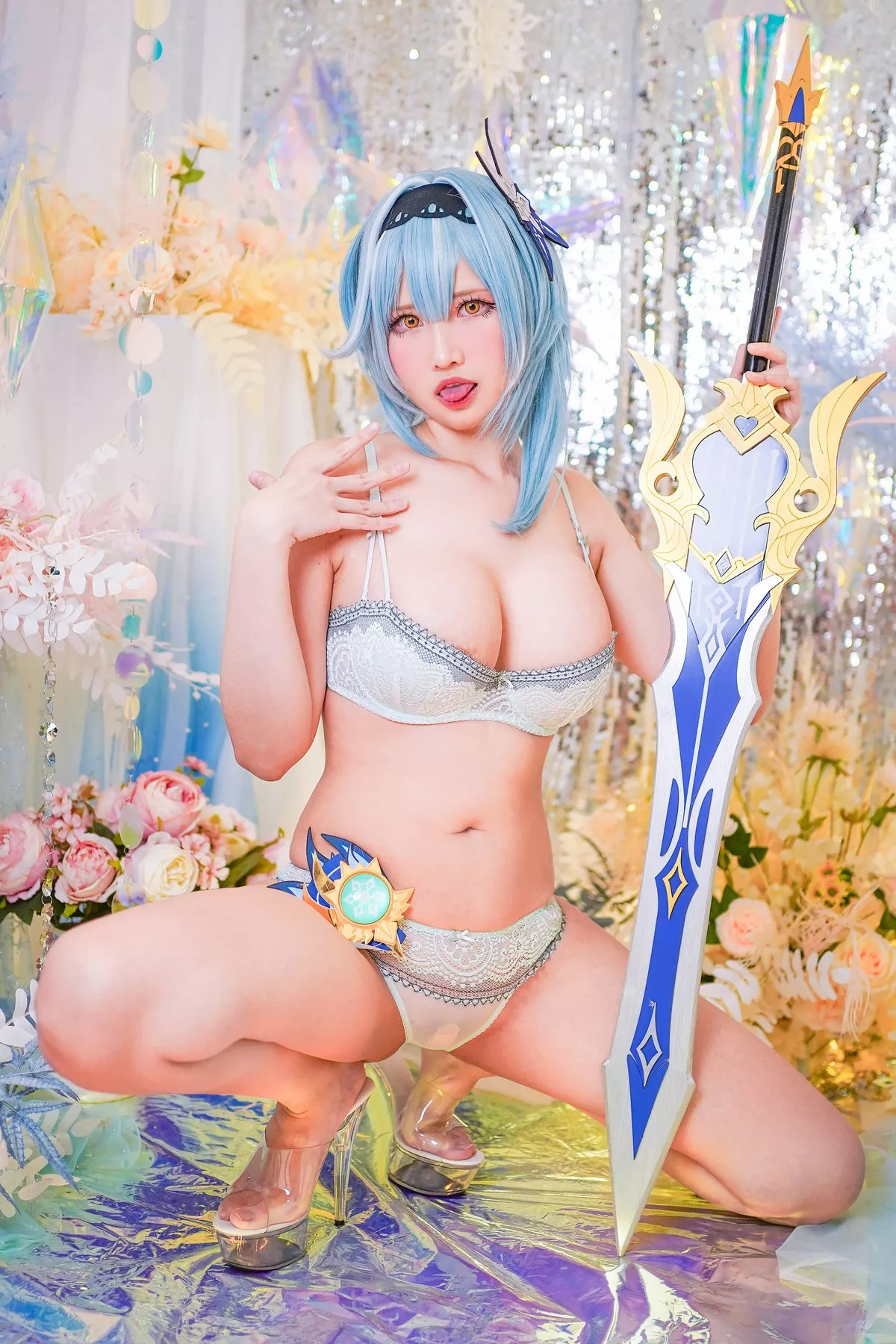 Coser美女萱-KaYa优菈主题美女武士装扮性感内衣秀傲人豪乳撩人诱惑写真38P