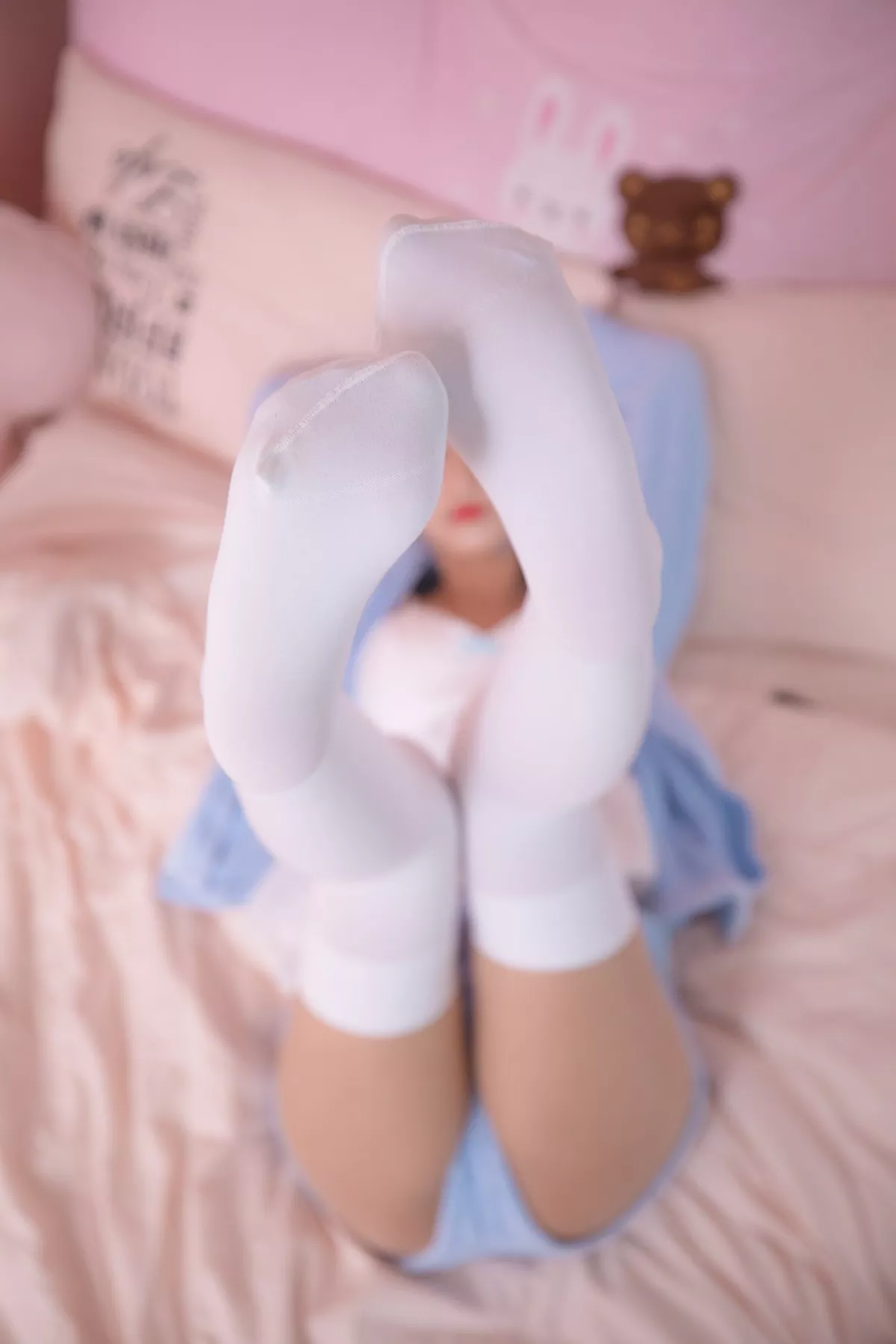 萝莉美女神楽坂真冬白丝蕾姆主题私房脱外衣露白色吊带配白丝袜性感迷人写真150P