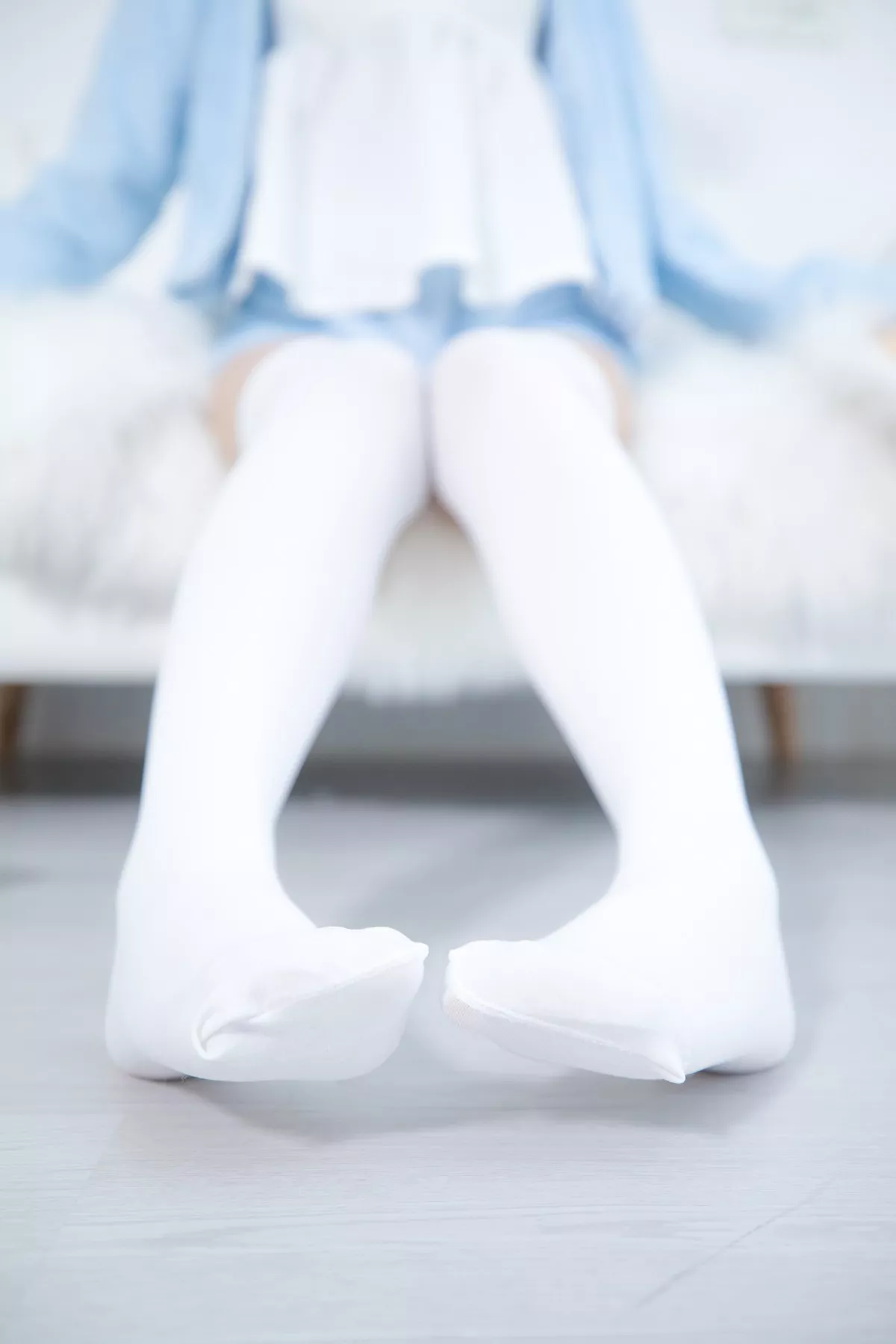 萝莉美女神楽坂真冬白丝蕾姆主题私房脱外衣露白色吊带配白丝袜性感迷人写真150P