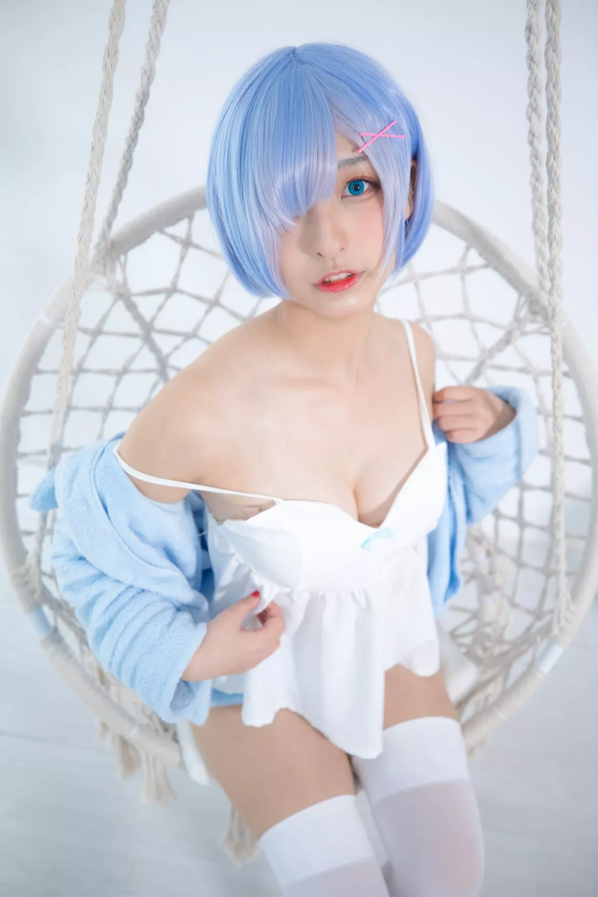 萝莉美女神楽坂真冬白丝蕾姆主题私房脱外衣露白色吊带配白丝袜性感迷人写真150P