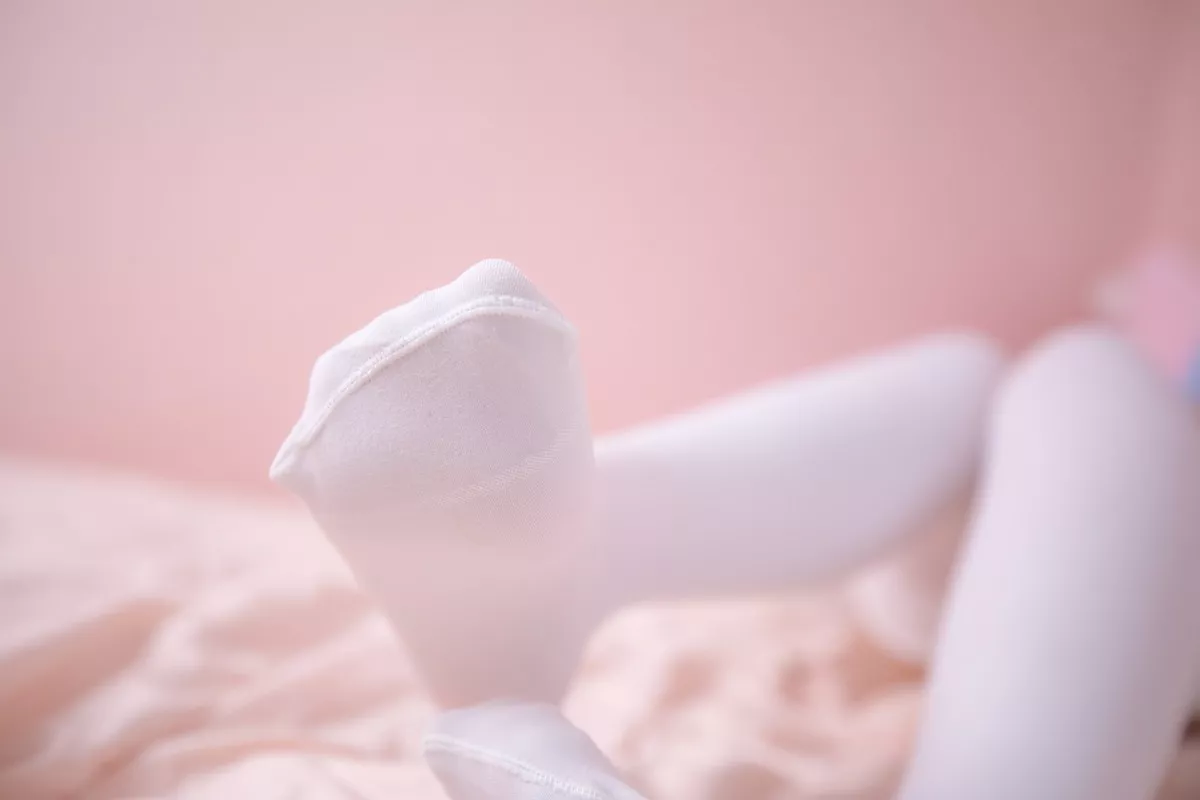 萝莉美女神楽坂真冬白丝蕾姆主题私房脱外衣露白色吊带配白丝袜性感迷人写真150P