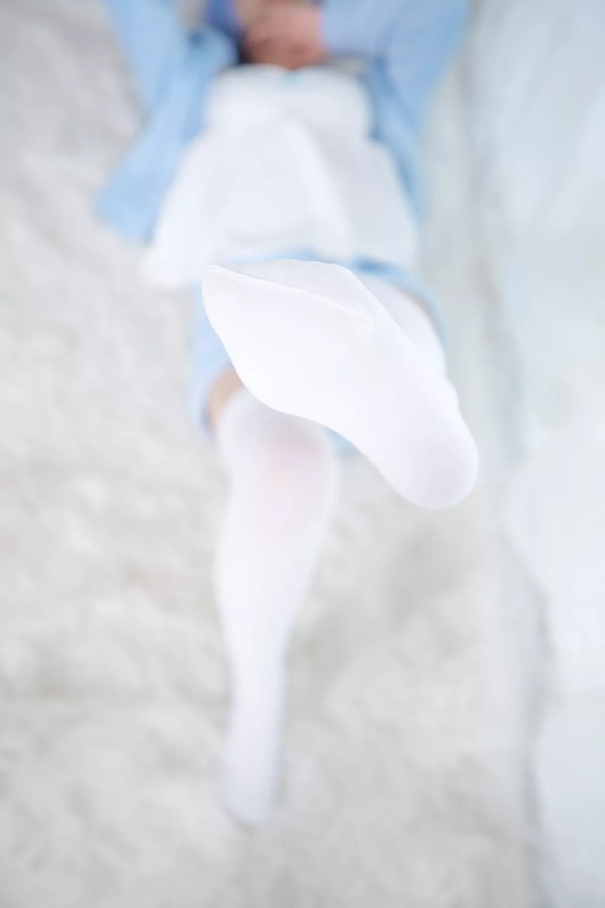 萝莉美女神楽坂真冬白丝蕾姆主题私房脱外衣露白色吊带配白丝袜性感迷人写真150P