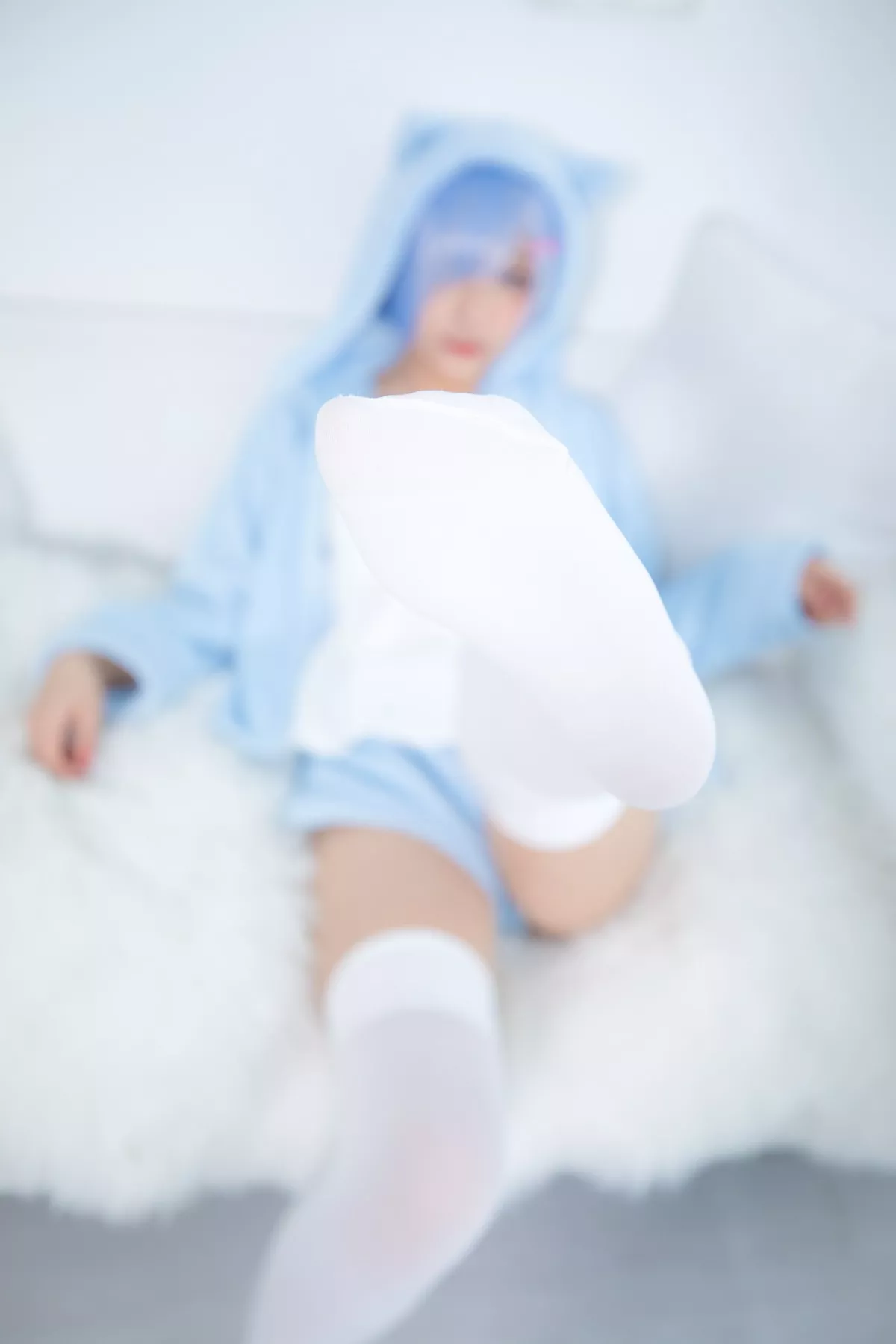 萝莉美女神楽坂真冬白丝蕾姆主题私房脱外衣露白色吊带配白丝袜性感迷人写真150P