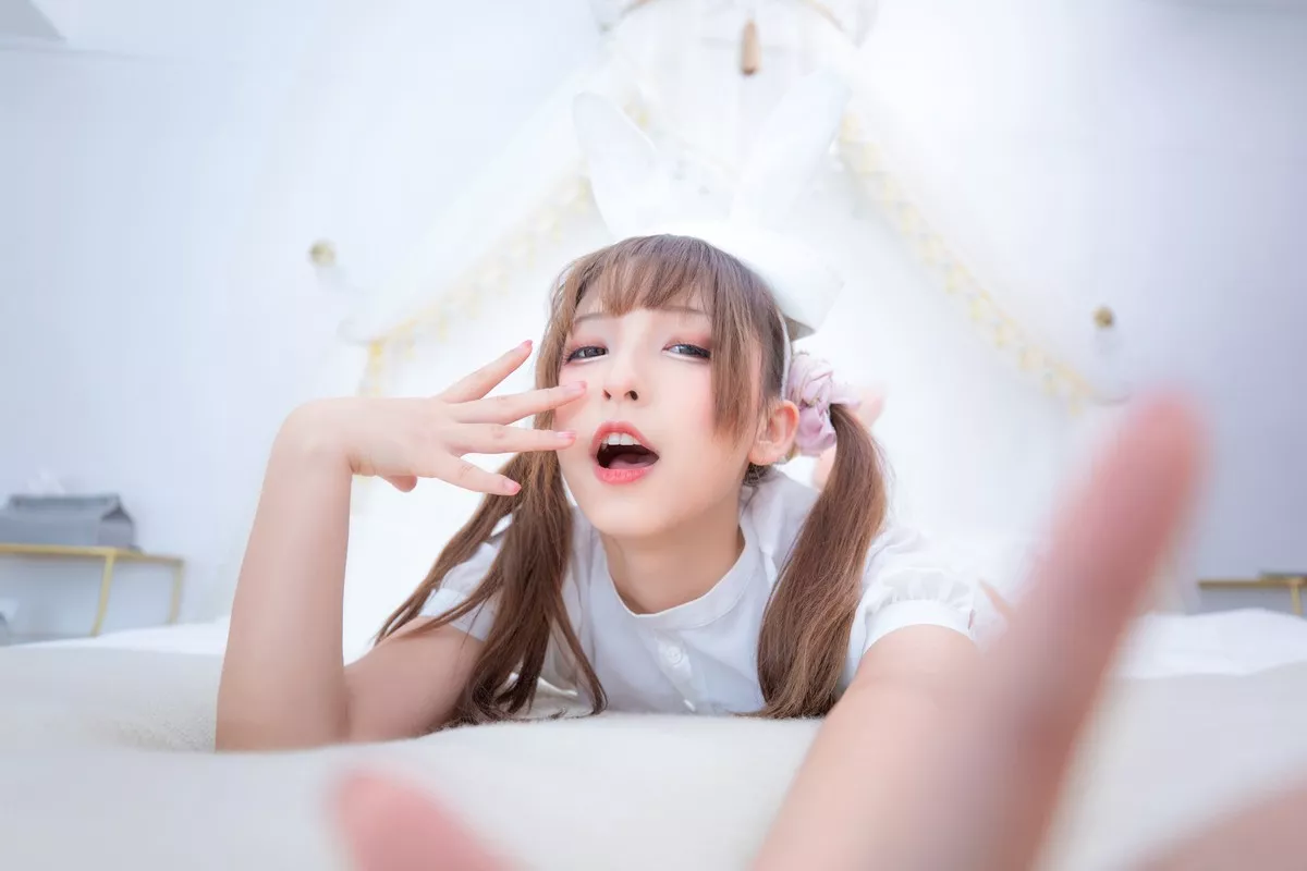 萝莉美女神楽坂真冬百合情书主题居家私房性感白色服饰配白色蕾丝袜诱惑写真150P