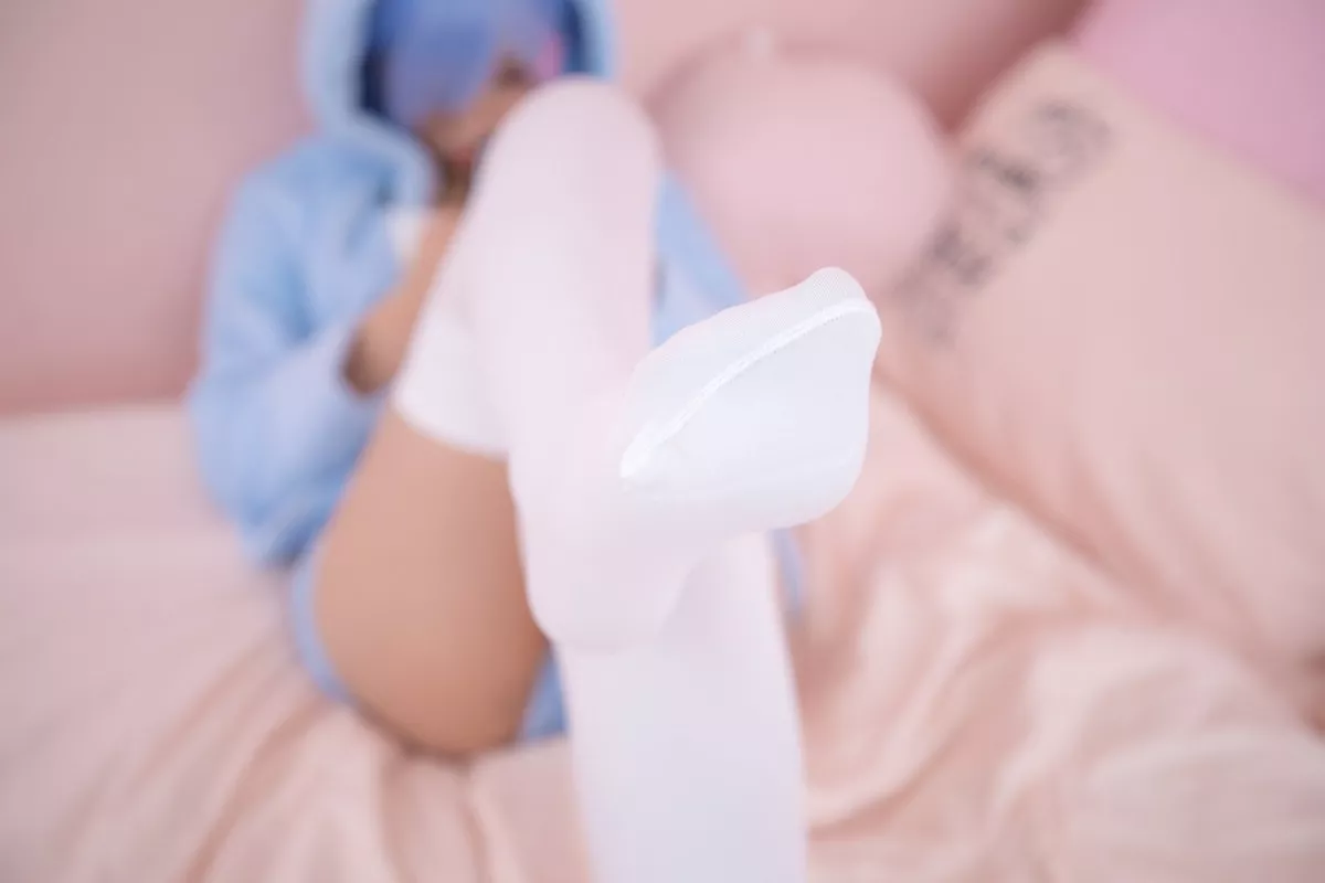 萝莉美女神楽坂真冬白丝蕾姆主题私房脱外衣露白色吊带配白丝袜性感迷人写真150P