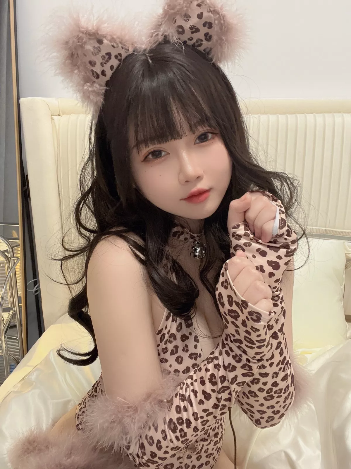 蜜桃少女是依酱吖豹女主题私房性感豹纹连体衣配黑丝袜秀完美身材诱惑写真40P
