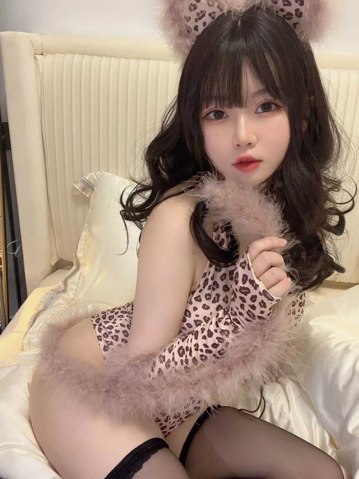 蜜桃少女是依酱吖豹女主题私房性感豹纹连体衣配黑丝袜秀完美身材诱惑写真40P