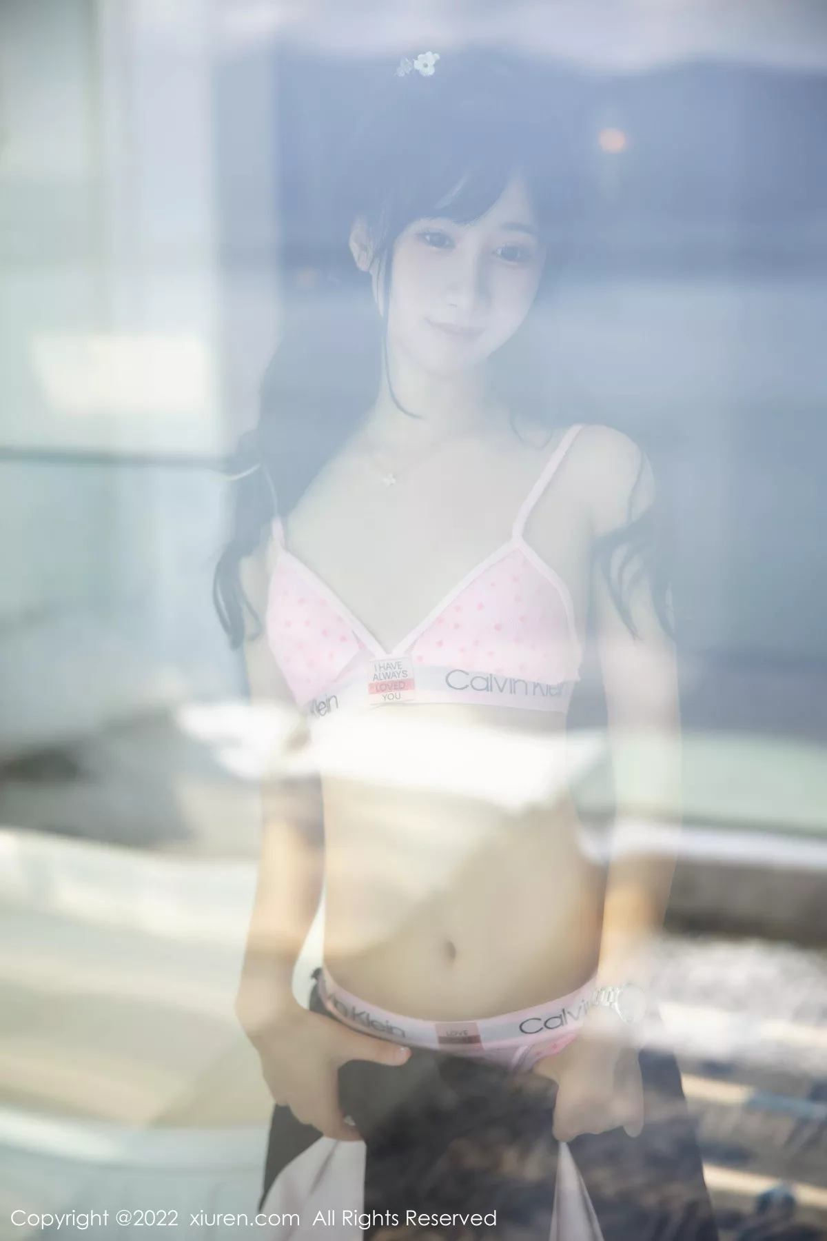 XiuRen第5443期_女神小果冻儿大理旅拍性感白T配黑短裙露粉色内衣迷人诱惑写真99P
