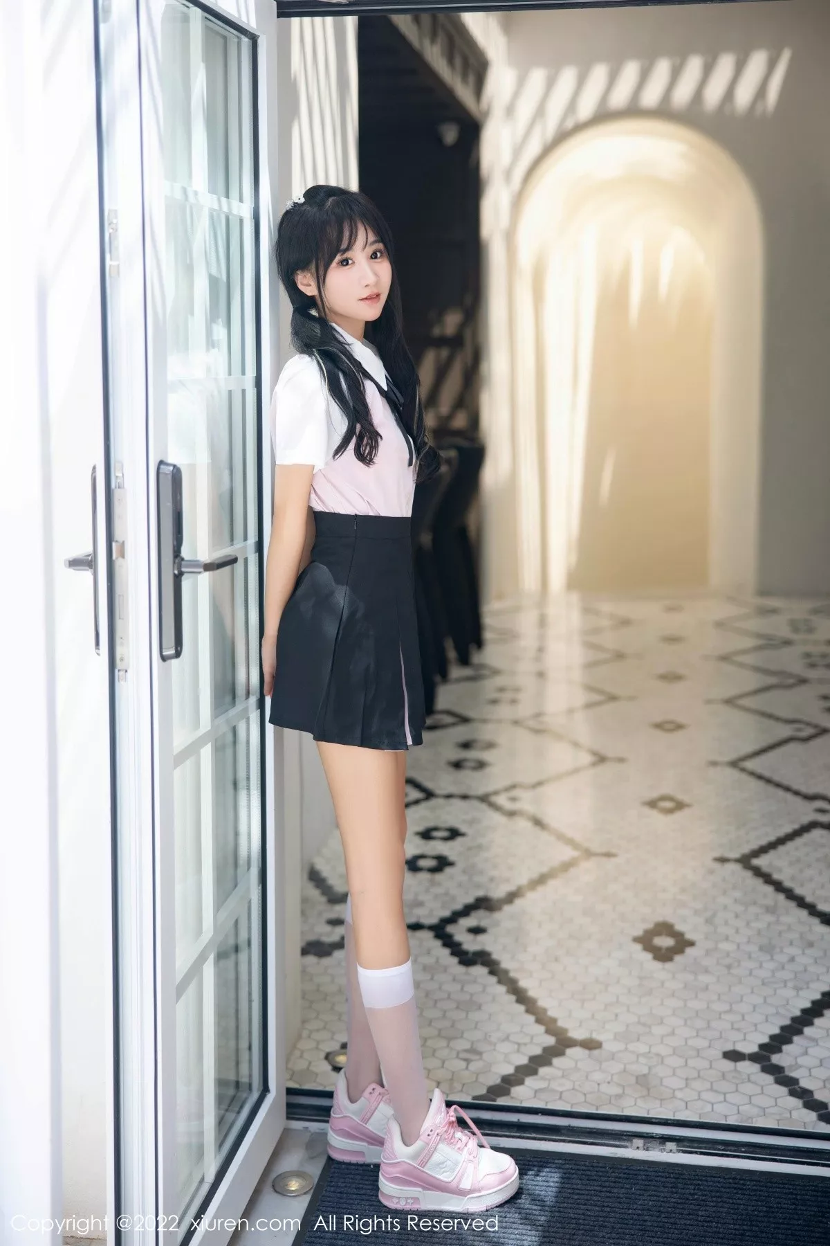 XiuRen第5443期_女神小果冻儿大理旅拍性感白T配黑短裙露粉色内衣迷人诱惑写真99P