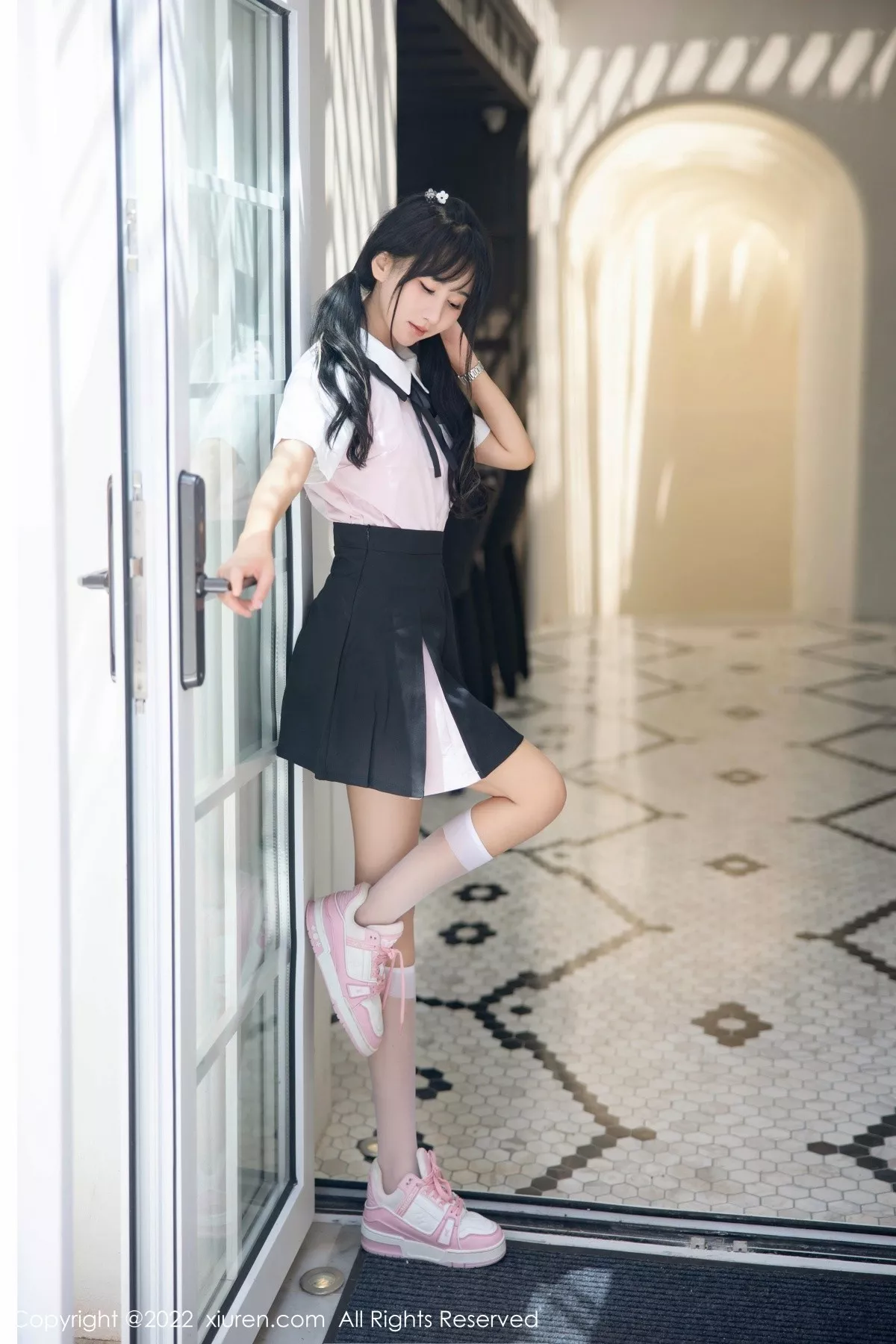 XiuRen第5443期_女神小果冻儿大理旅拍性感白T配黑短裙露粉色内衣迷人诱惑写真99P