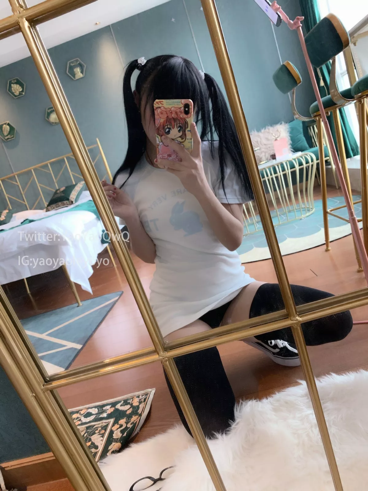 网络美女软妹摇摇乐训练师主题私房性感白T配黑丝袜半撩露豪乳遮点诱惑写真47P