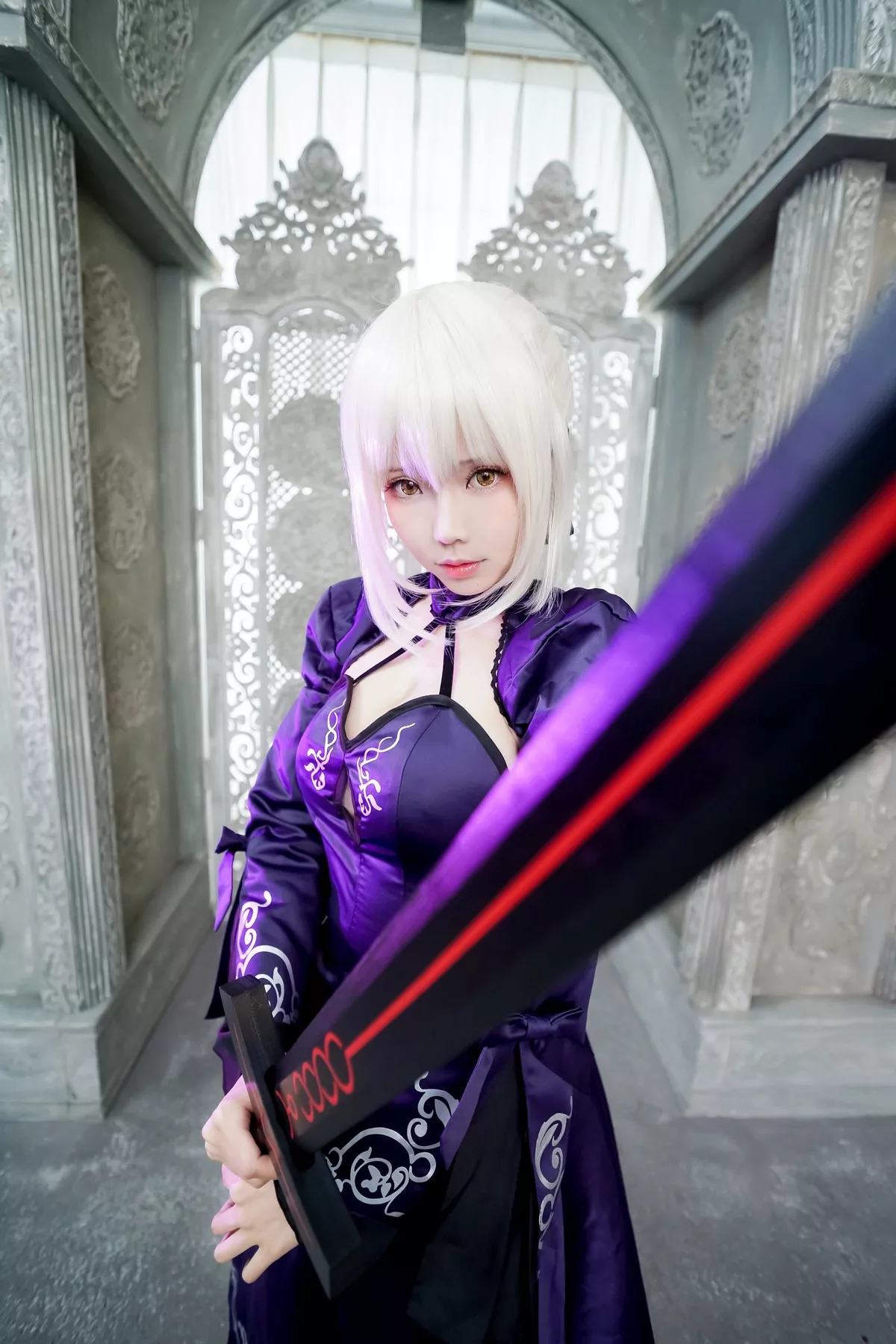 Coser妹子Ely_eee黑贞主题美女武士装扮性感黑色吊带礼裙秀完美身材诱惑写真31P