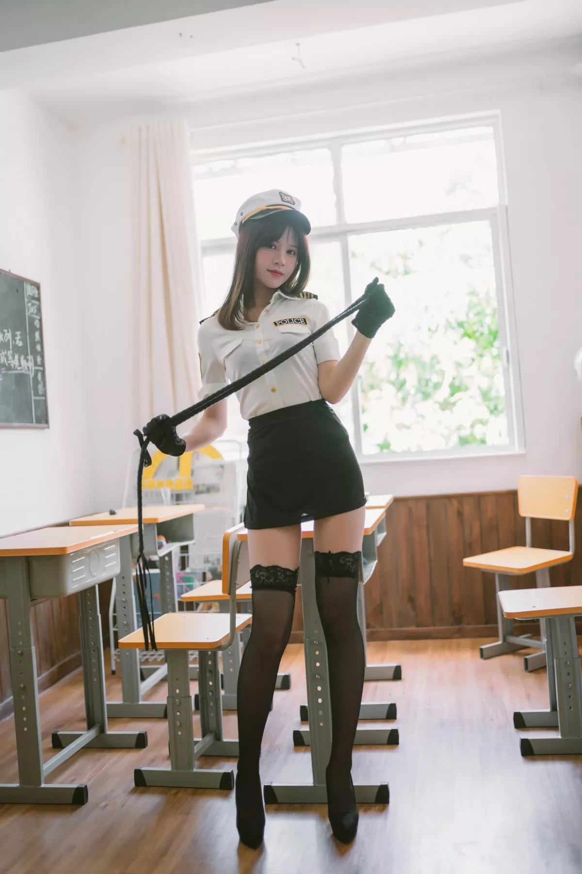 Coser美女千反田鹿鹿日常女警主题私房性感制服配黑色蕾丝袜秀美腿诱惑写真33P