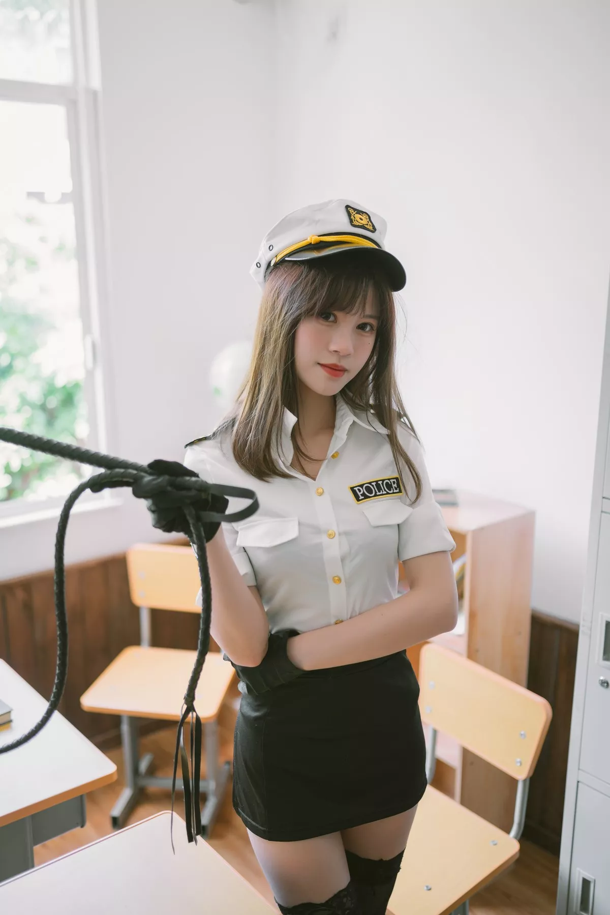 Coser美女千反田鹿鹿日常女警主题私房性感制服配黑色蕾丝袜秀美腿诱惑写真33P