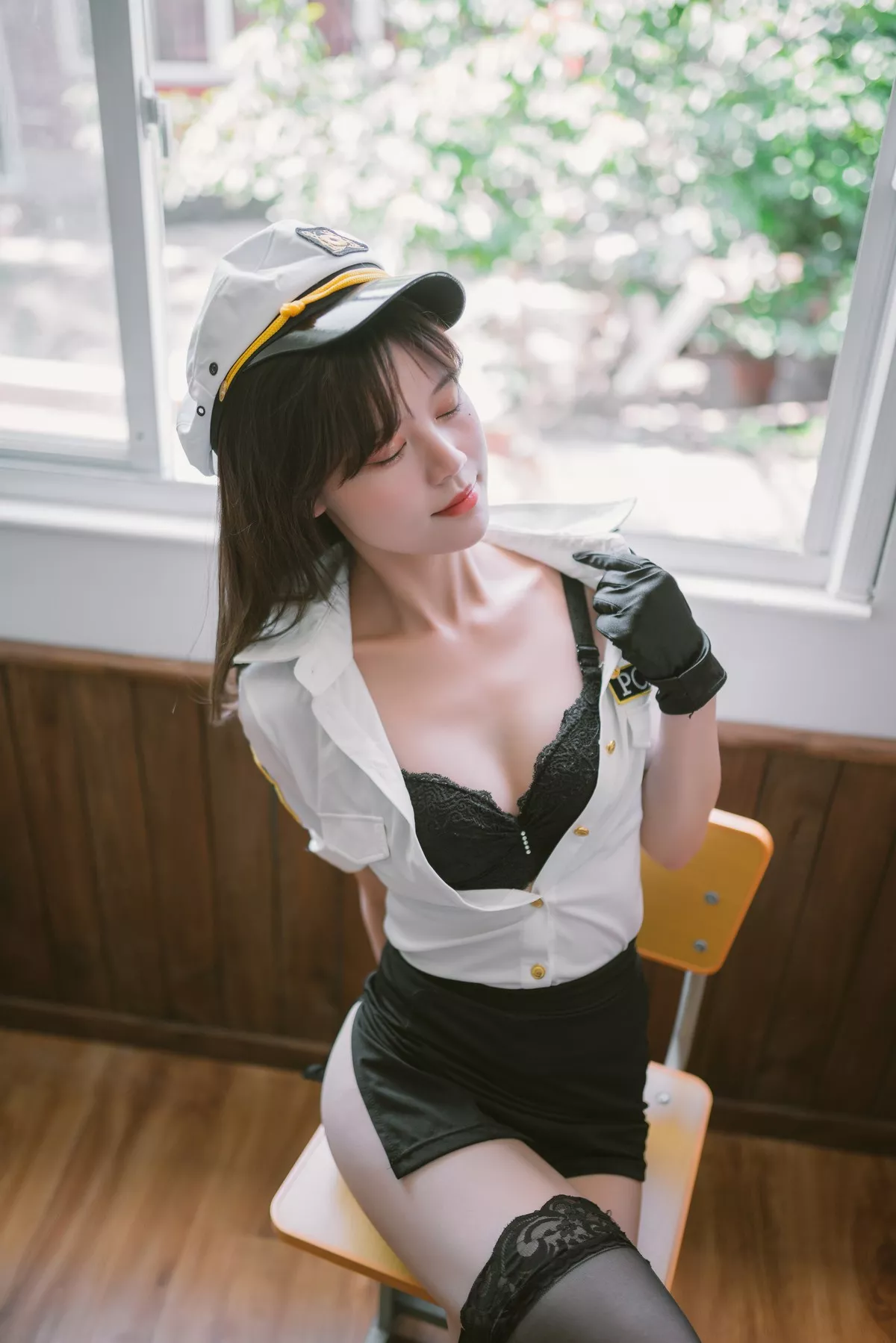 Coser美女千反田鹿鹿日常女警主题私房性感制服配黑色蕾丝袜秀美腿诱惑写真33P