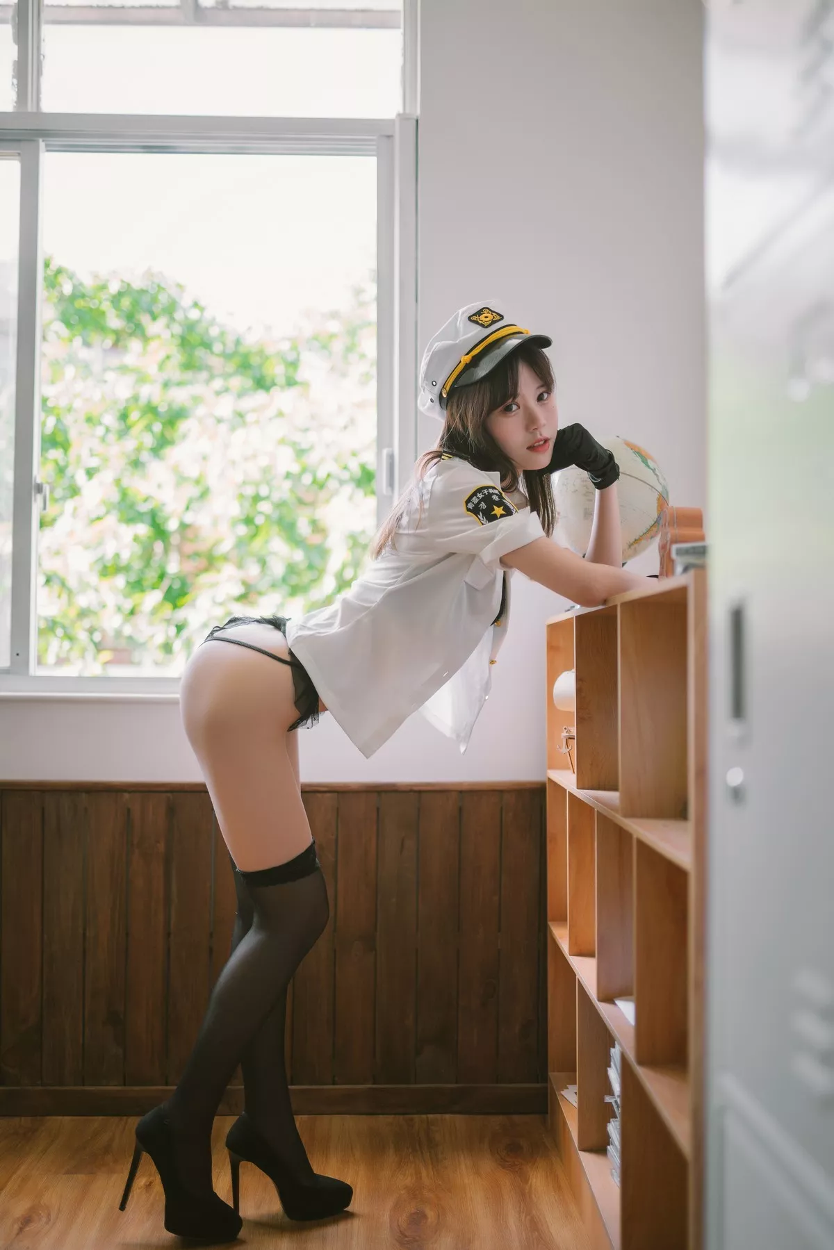 Coser美女千反田鹿鹿日常女警主题私房性感制服配黑色蕾丝袜秀美腿诱惑写真33P
