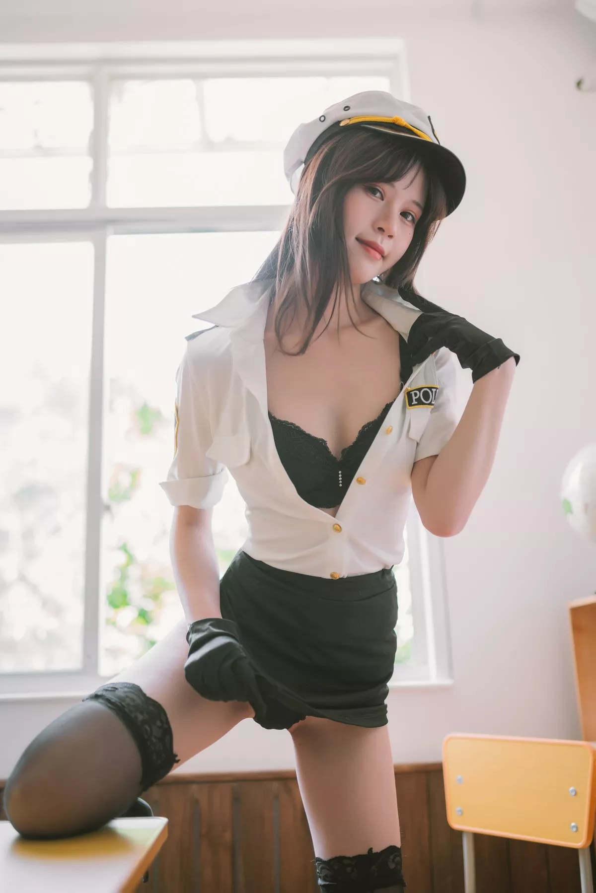Coser美女千反田鹿鹿日常女警主题私房性感制服配黑色蕾丝袜秀美腿诱惑写真33P