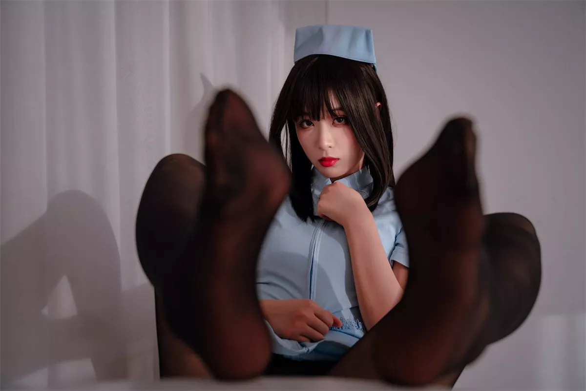 网络美女轩萧学姐蓝色护士主题私房性感护士装配超薄黑丝裤袜秀美腿诱惑写真75P