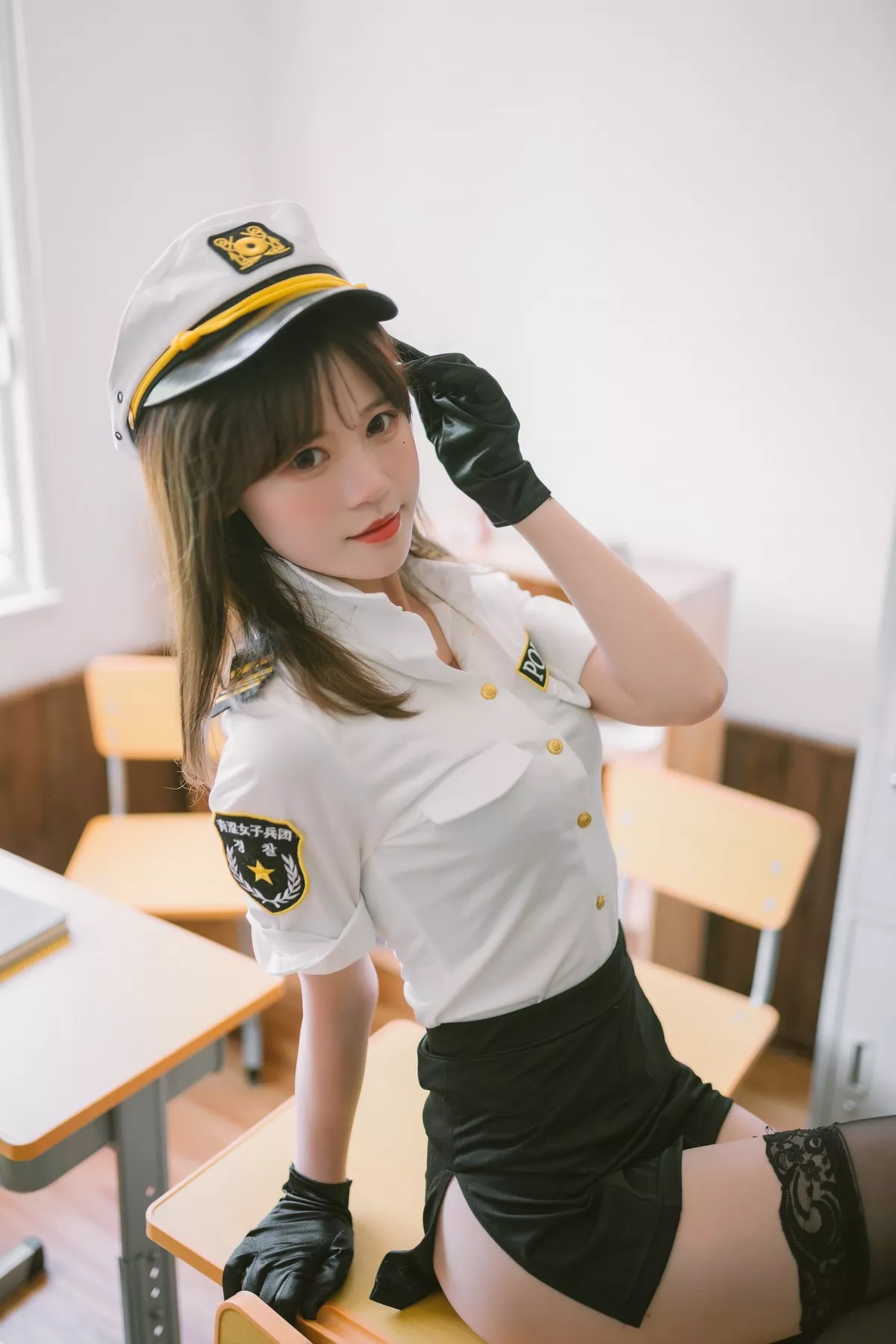 Coser美女千反田鹿鹿日常女警主题私房性感制服配黑色蕾丝袜秀美腿诱惑写真33P