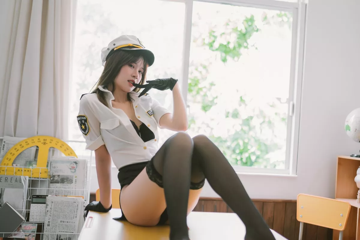 Coser美女千反田鹿鹿日常女警主题私房性感制服配黑色蕾丝袜秀美腿诱惑写真33P