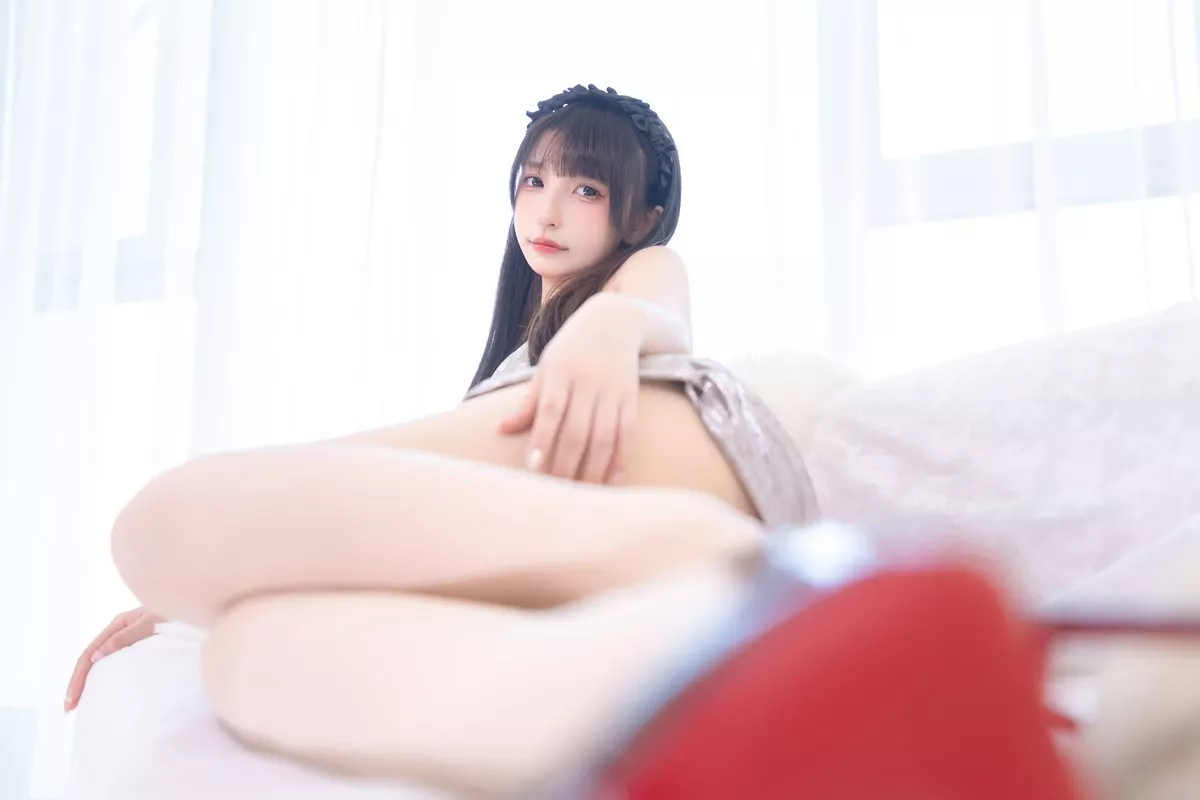 萝莉美女神楽坂真冬午后红茶主题私房低胸吊带裙配超薄肉丝秀翘臀诱惑写真75P