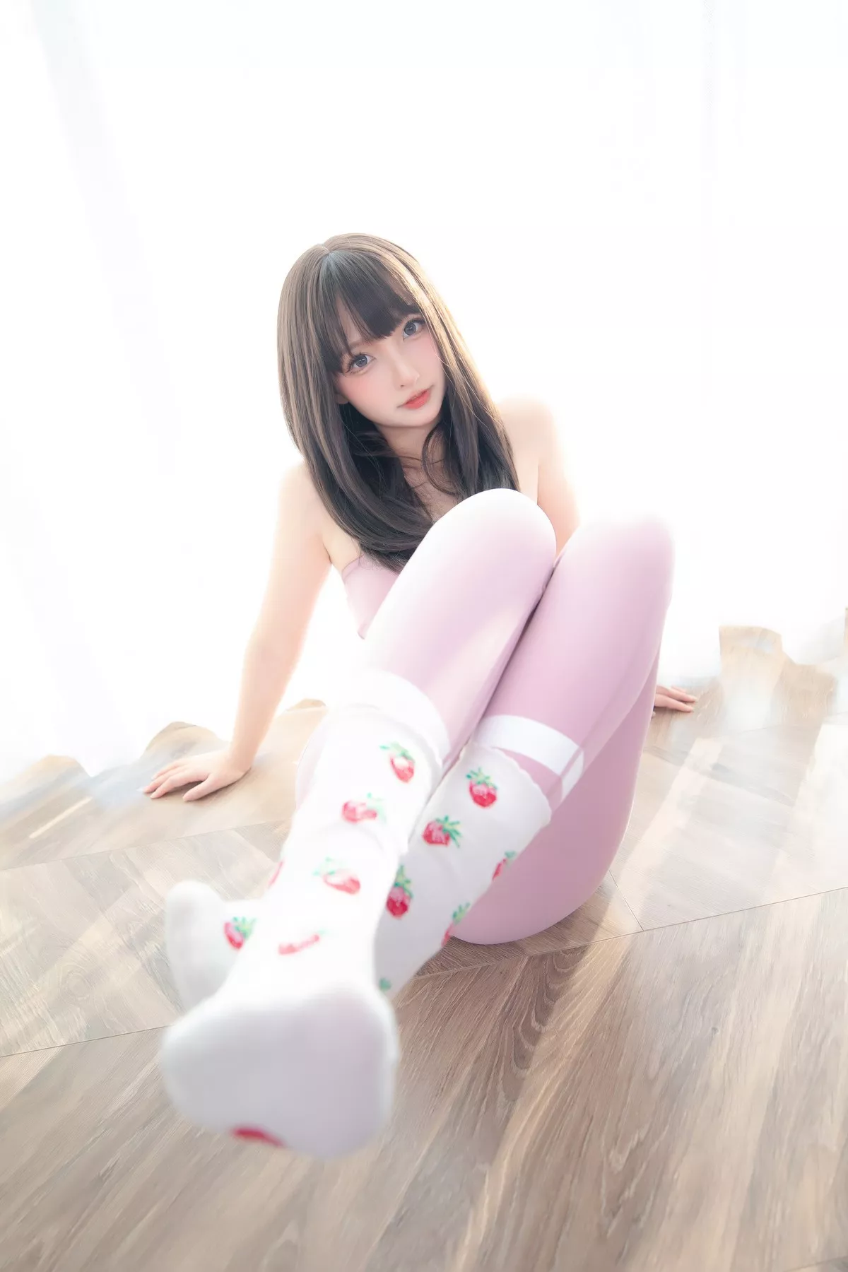 萝莉美女神楽坂真冬草莓蜜桃主题私房性感粉色运动服饰秀完美身材诱惑写真75P