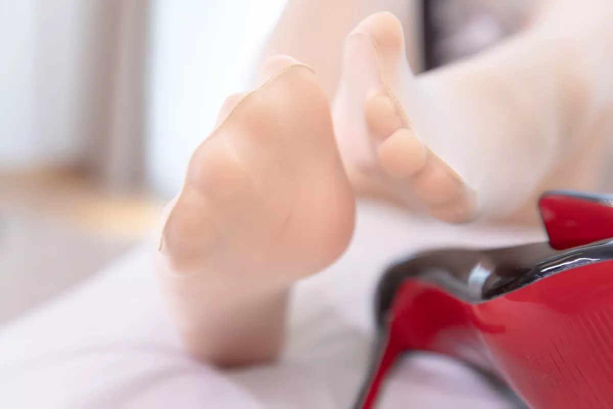 萝莉美女神楽坂真冬午后红茶主题私房低胸吊带裙配超薄肉丝秀翘臀诱惑写真75P