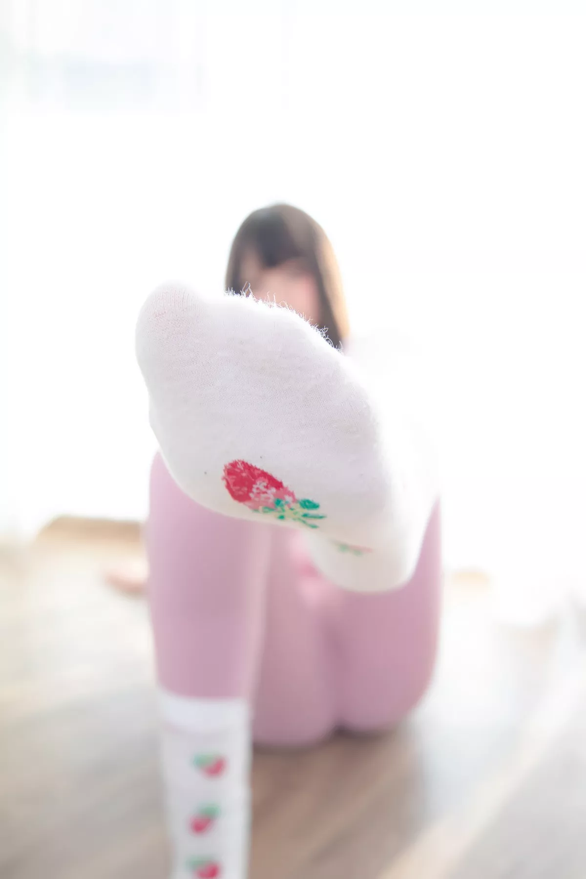 萝莉美女神楽坂真冬草莓蜜桃主题私房性感粉色运动服饰秀完美身材诱惑写真75P