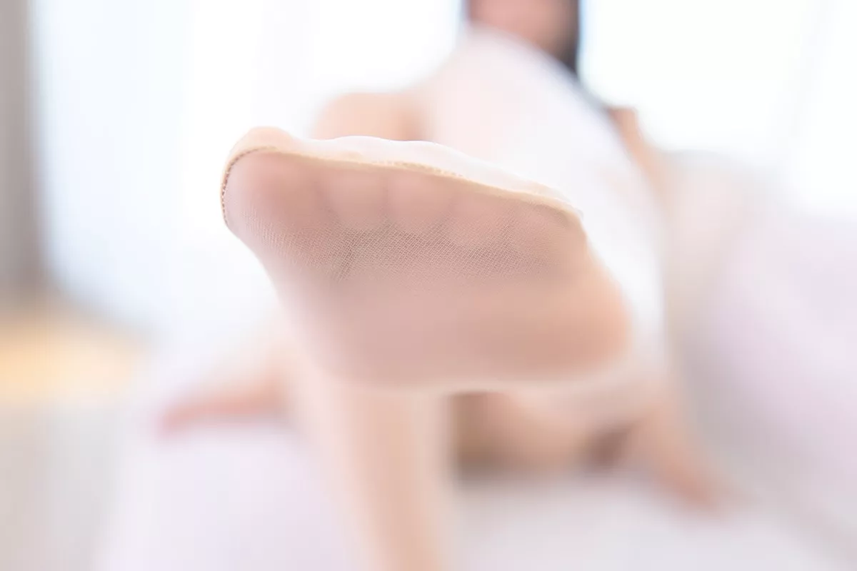 萝莉美女神楽坂真冬午后红茶主题私房低胸吊带裙配超薄肉丝秀翘臀诱惑写真75P