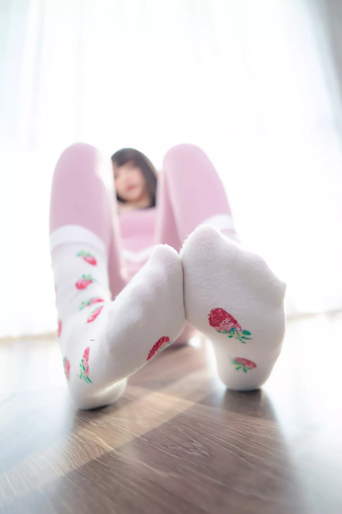 萝莉美女神楽坂真冬草莓蜜桃主题私房性感粉色运动服饰秀完美身材诱惑写真75P