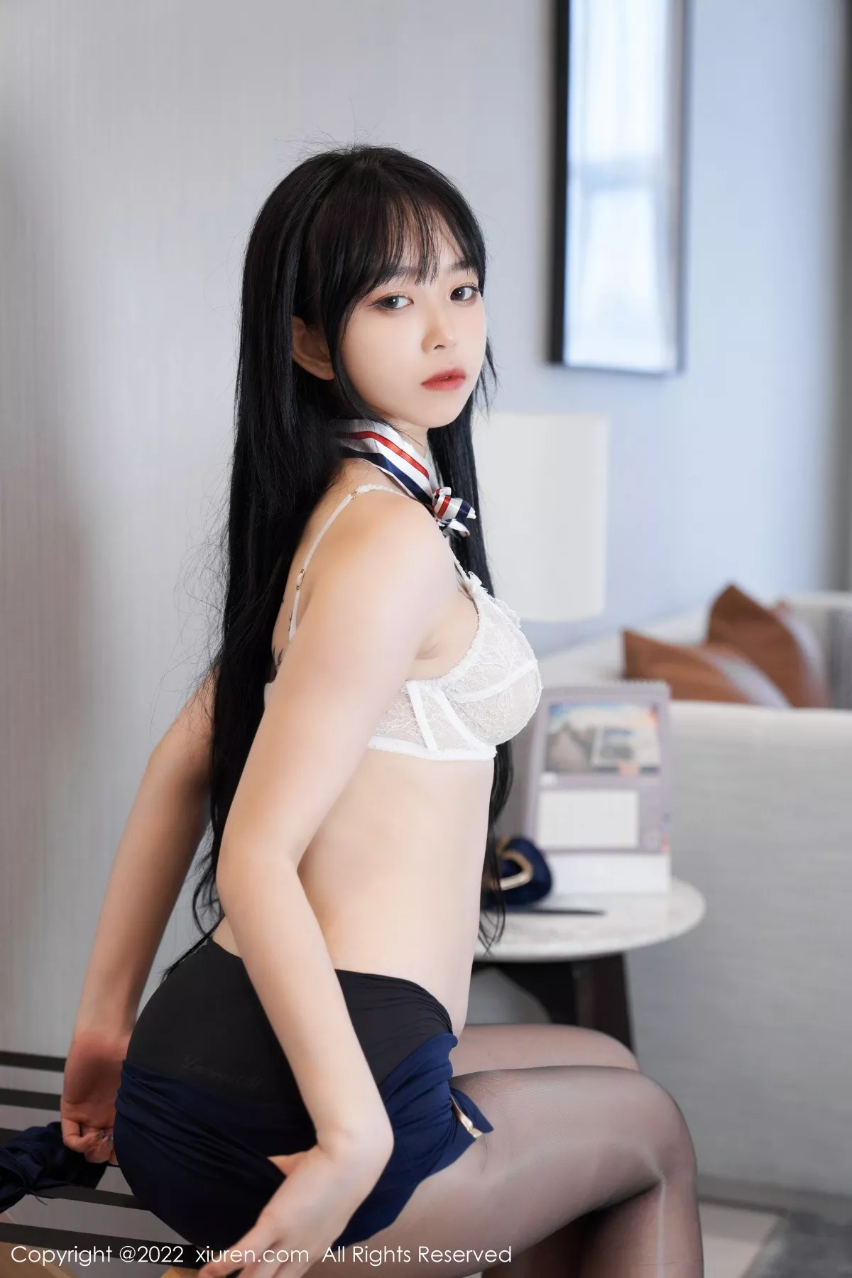 XiuRen第5352期_模特奶瓶脱性感蓝色服饰露白色蕾丝内衣超薄黑丝撩人诱惑写真60P