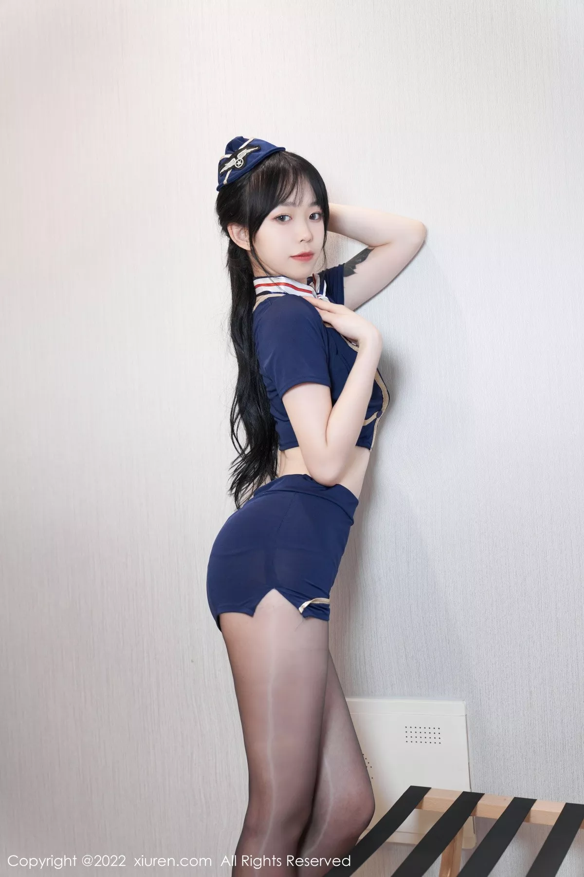 XiuRen第5352期_模特奶瓶脱性感蓝色服饰露白色蕾丝内衣超薄黑丝撩人诱惑写真60P