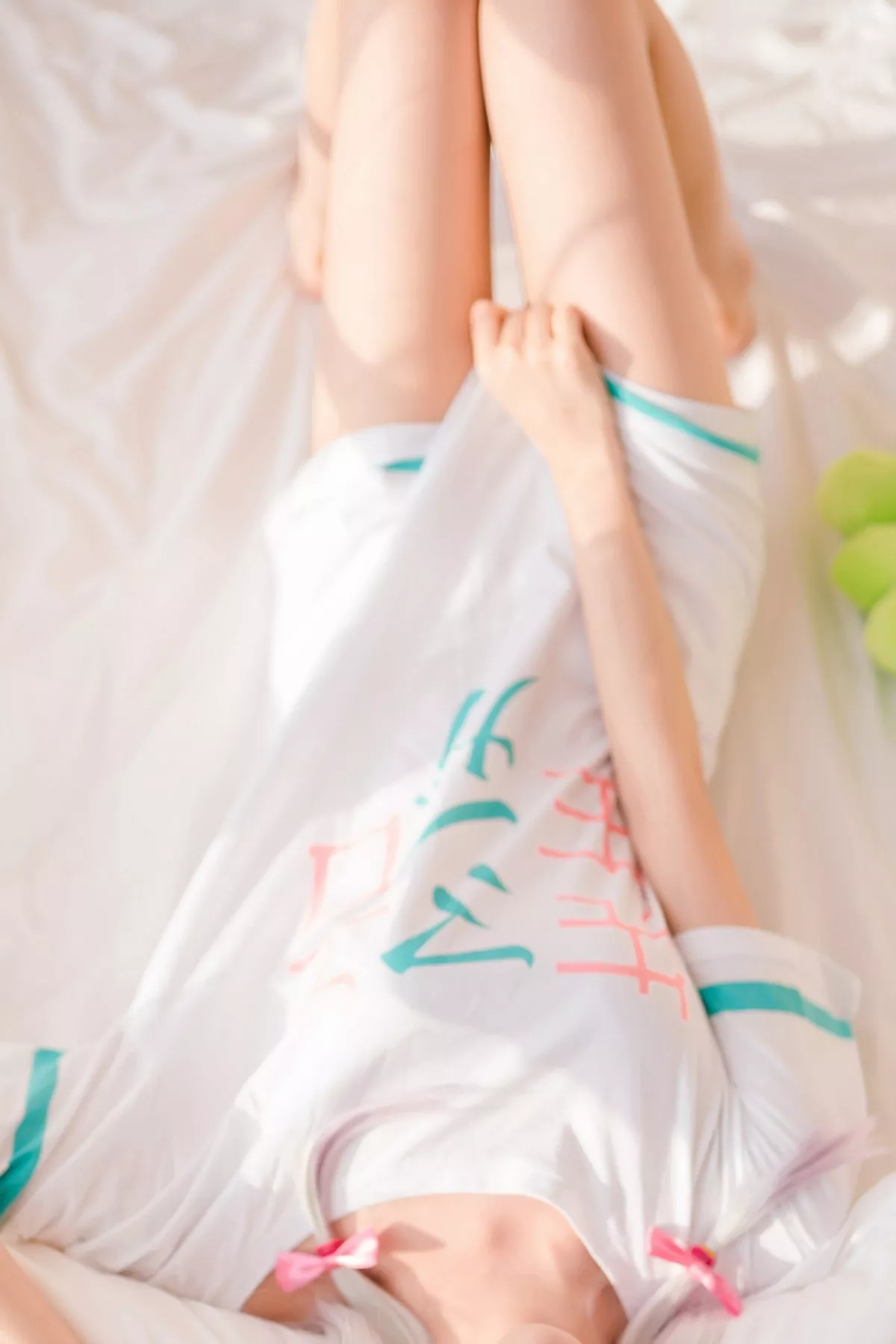 萌系小姐姐木绵绵OwO沙雾主题阳光窗台私房床上性感白色服饰秀美腿迷人写真47P