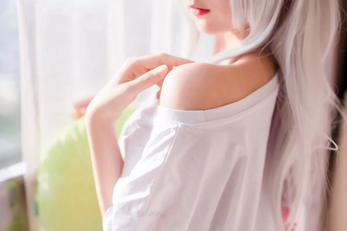 萌系小姐姐木绵绵OwO沙雾主题阳光窗台私房床上性感白色服饰秀美腿迷人写真47P